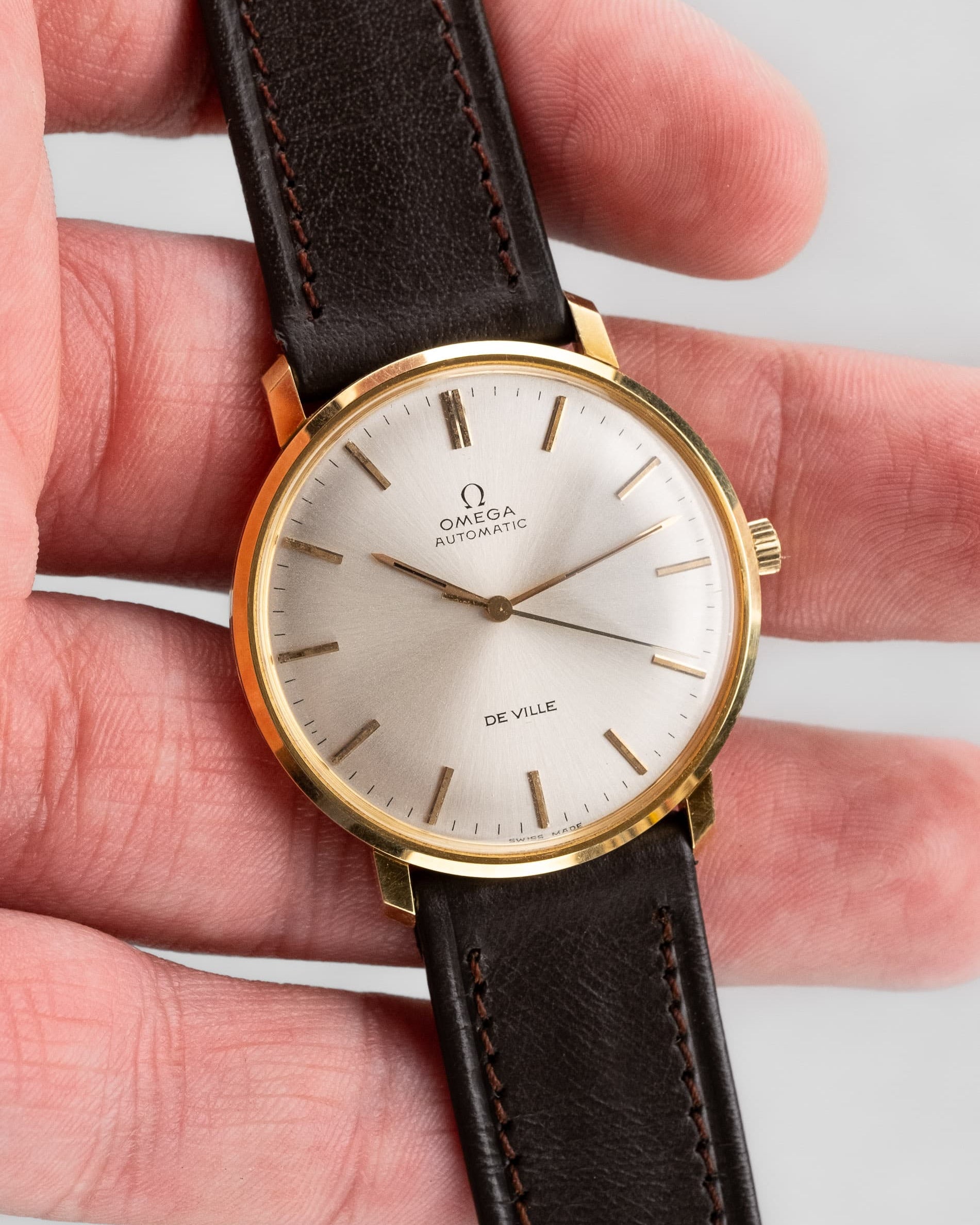 L6DP Omega De Ville Automatic réf. 161.024 en or jaune 18 carats de 1968 – NOS + Facture d'origine - Lifestyle