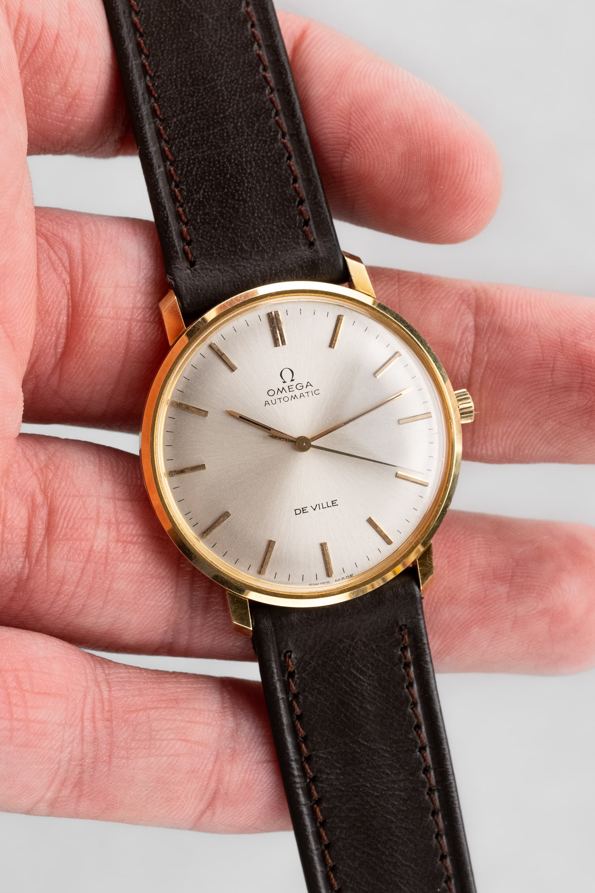 L6DP Omega De Ville Automatic réf. 161.024 en or jaune 18 carats de 1968 – NOS + Facture d'origine - Lifestyle