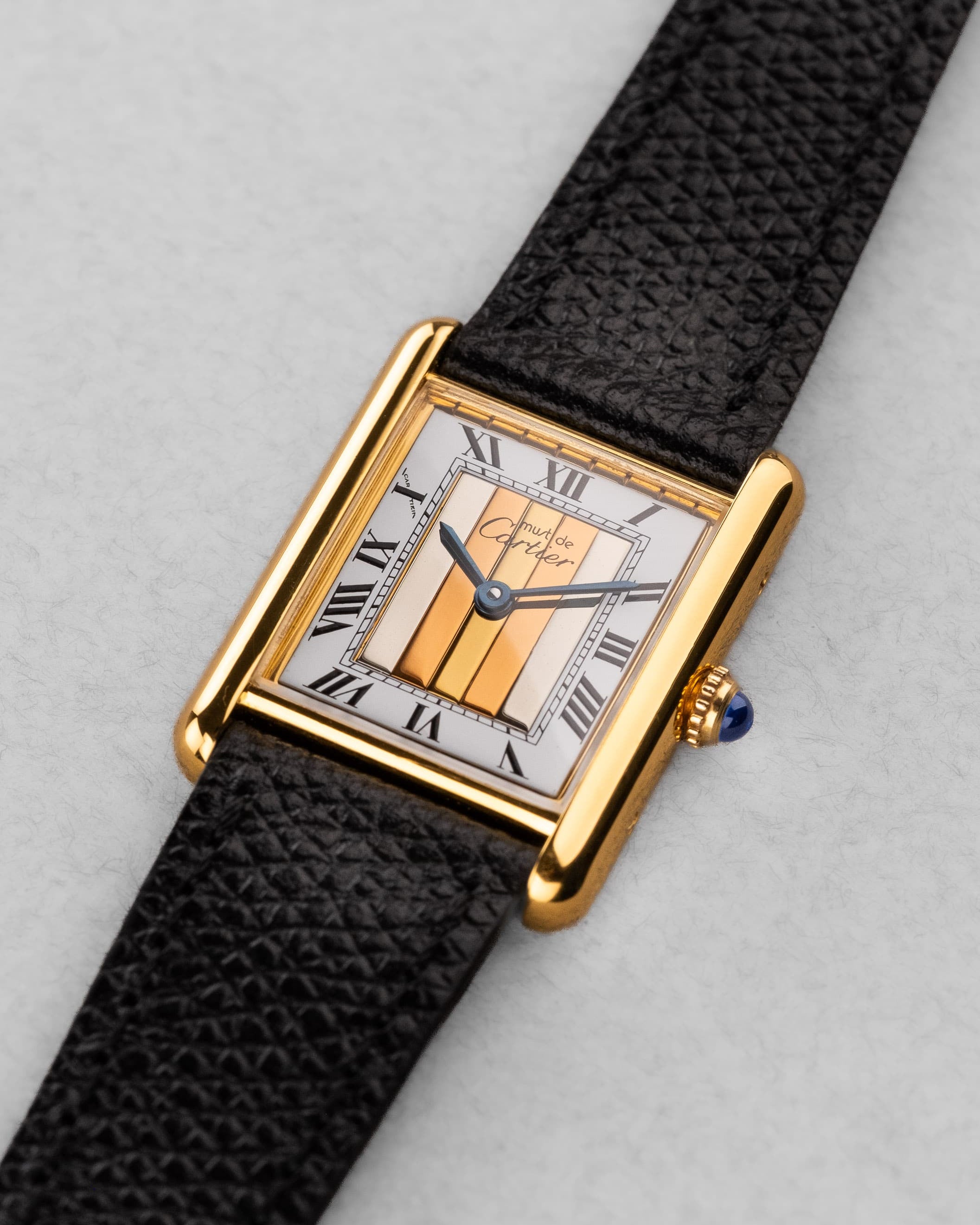 235V-zm Cartier Tank Must Quartz GM 6 « White Trinity + Roman Art Déco » - Feature