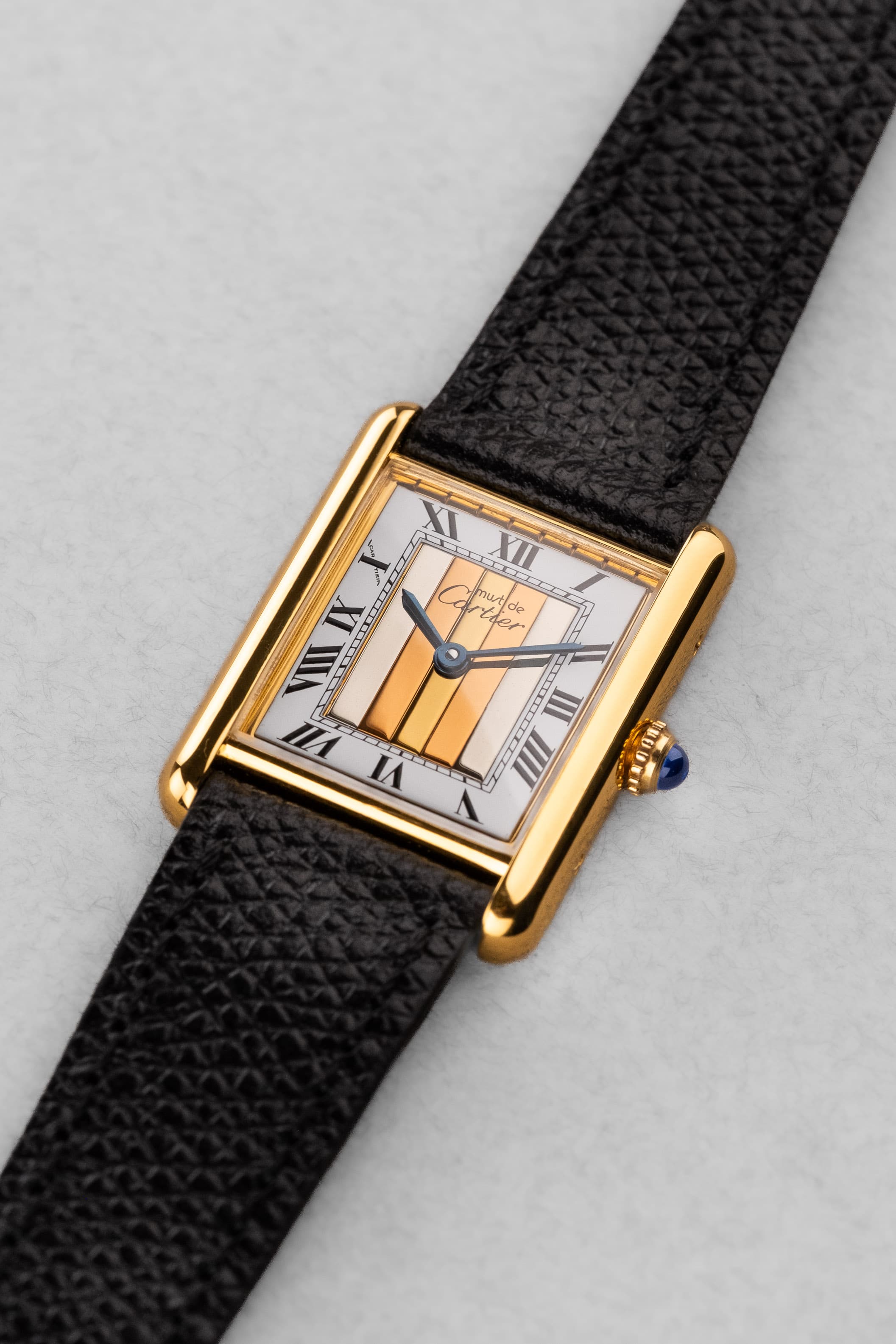235V-zm Cartier Tank Must Quartz GM 6 « White Trinity + Roman Art Déco » - Feature