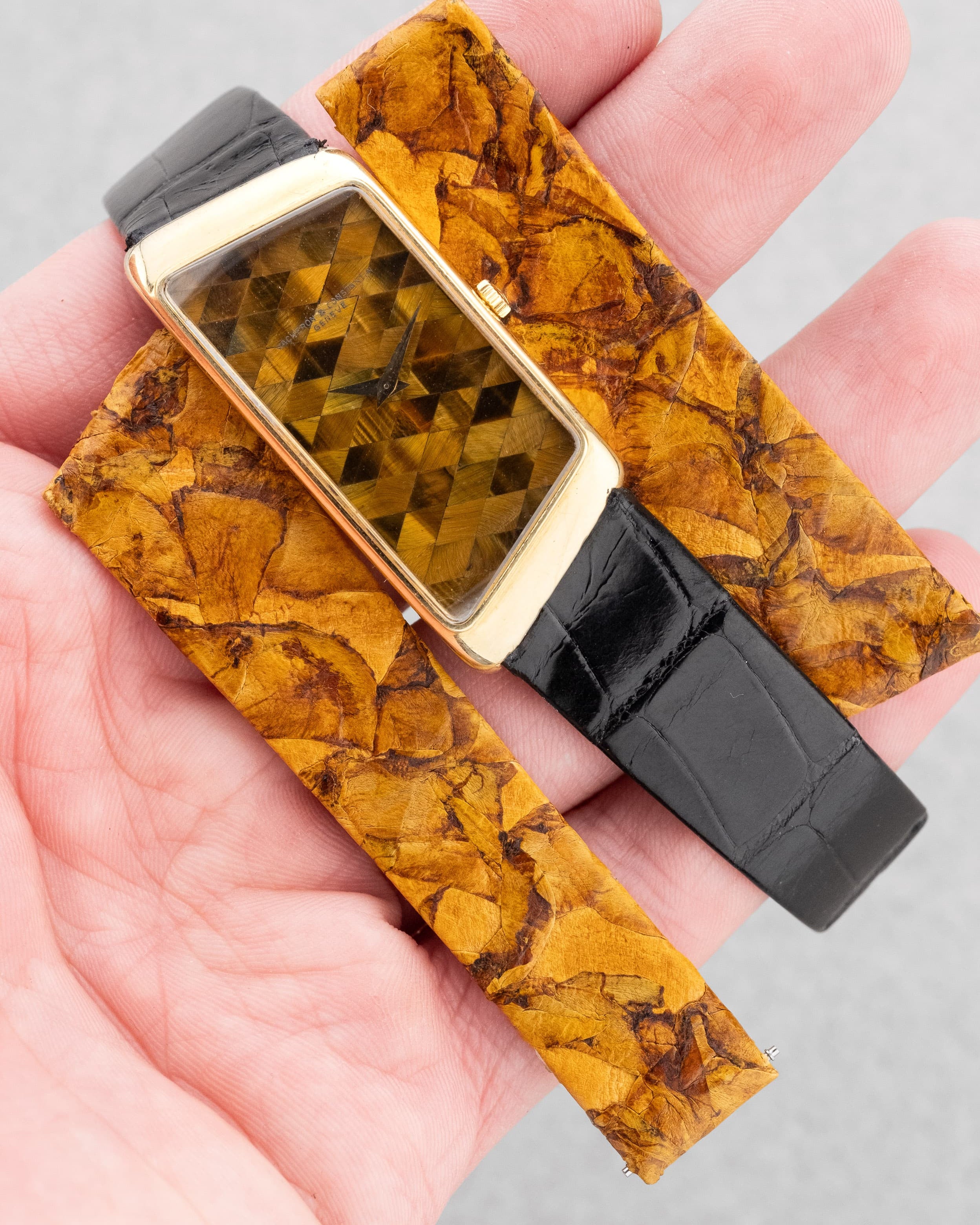 2YEY Extraordinaire Vacheron & Constantin Prestige de la France en or jaune et marqueterie d’œil-de-tigre, vendue en 1976 – Full Set et Unique - Bracelet Front