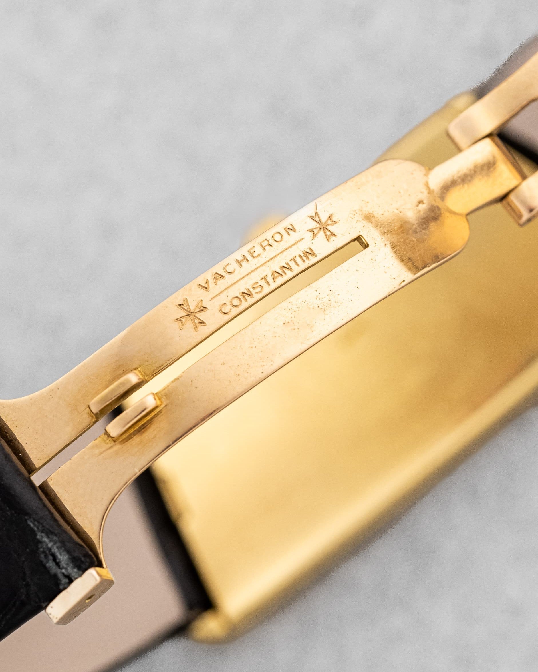 2YEY Extraordinaire Vacheron & Constantin Prestige de la France en or jaune et marqueterie d’œil-de-tigre, vendue en 1976 – Full Set et Unique - Buckle Inside