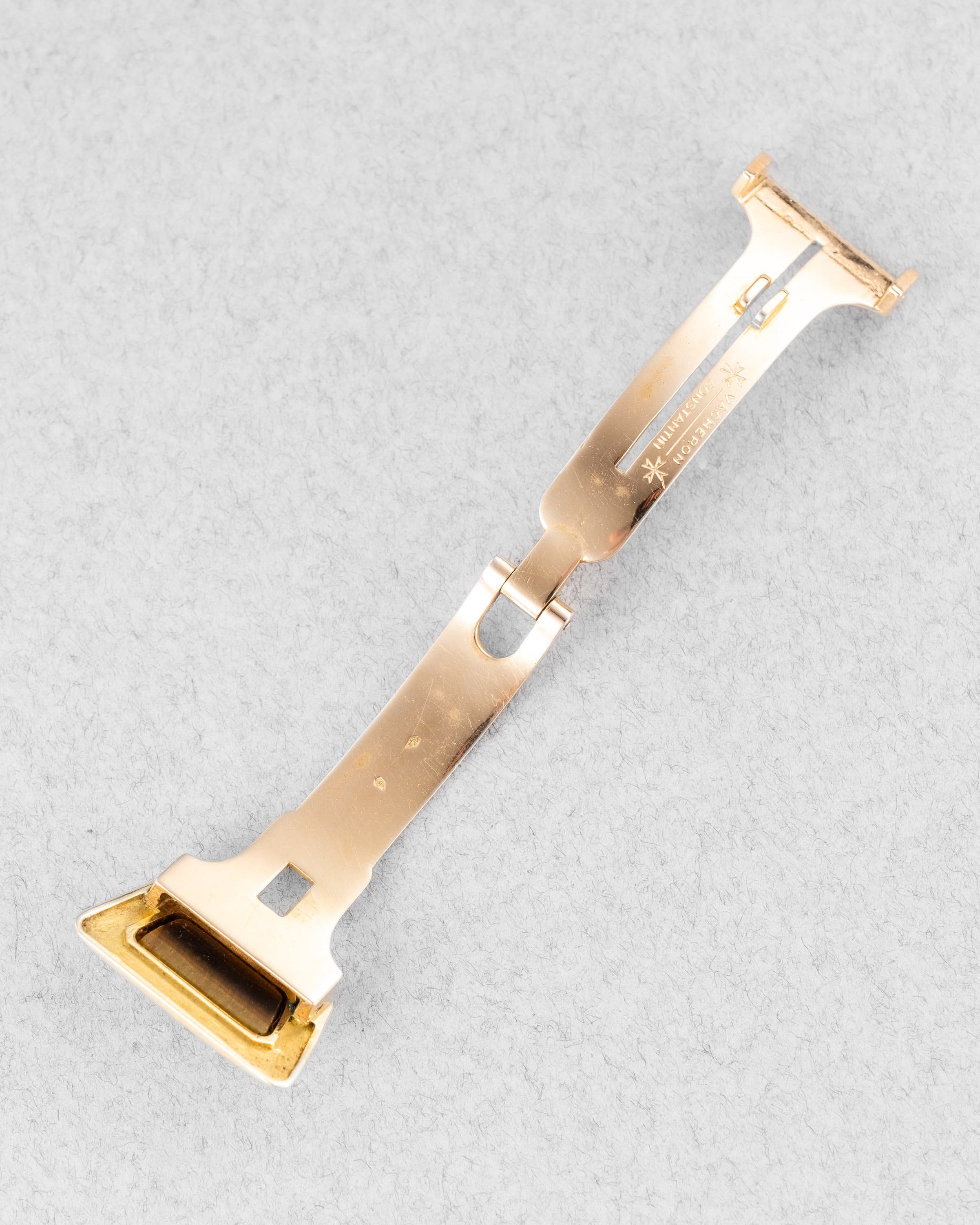 2YEY Extraordinaire Vacheron & Constantin Prestige de la France en or jaune et marqueterie d’œil-de-tigre, vendue en 1976 – Full Set et Unique - Buckle Inside