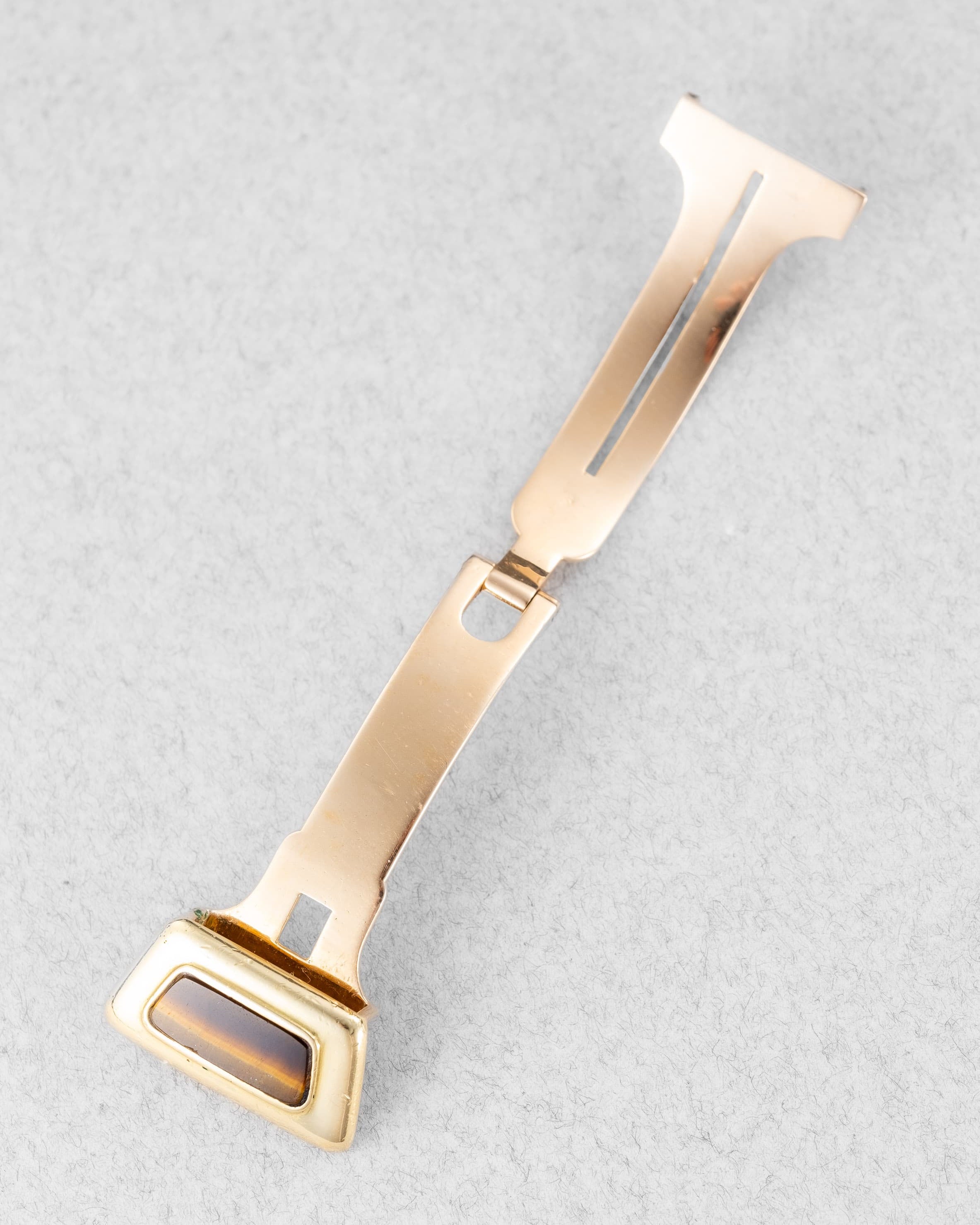 2YEY Extraordinaire Vacheron & Constantin Prestige de la France en or jaune et marqueterie d’œil-de-tigre, vendue en 1976 – Full Set et Unique - Buckle Inside