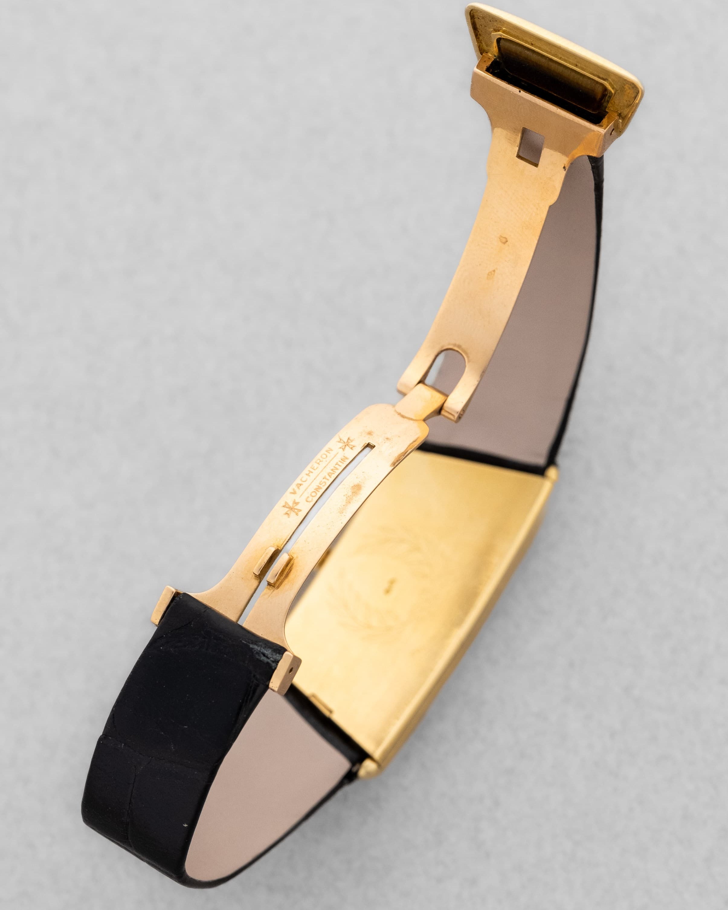 2YEY Extraordinaire Vacheron & Constantin Prestige de la France en or jaune et marqueterie d’œil-de-tigre, vendue en 1976 – Full Set et Unique - Buckle Inside