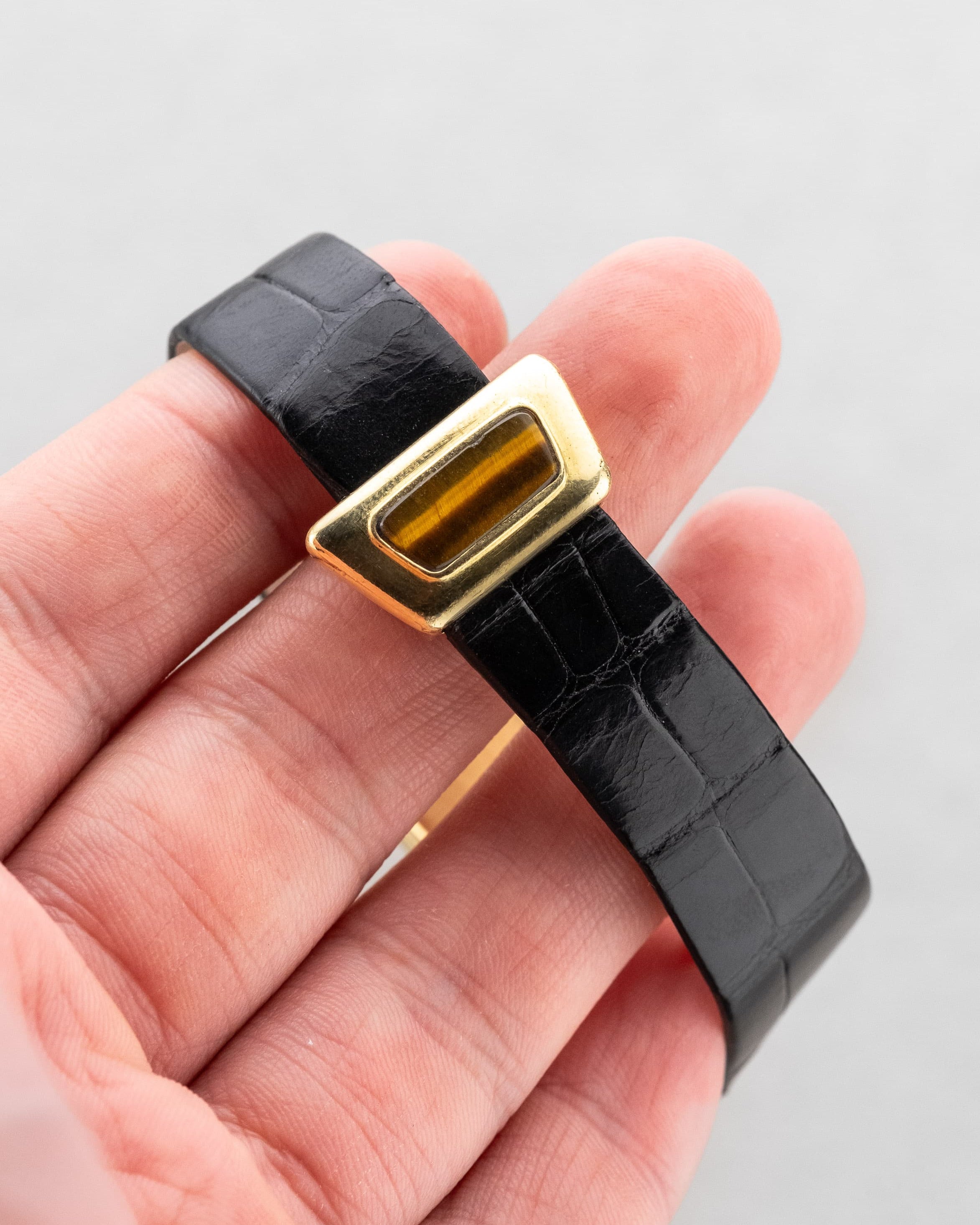 2YEY Extraordinaire Vacheron & Constantin Prestige de la France en or jaune et marqueterie d’œil-de-tigre, vendue en 1976 – Full Set et Unique - Buckle Outside