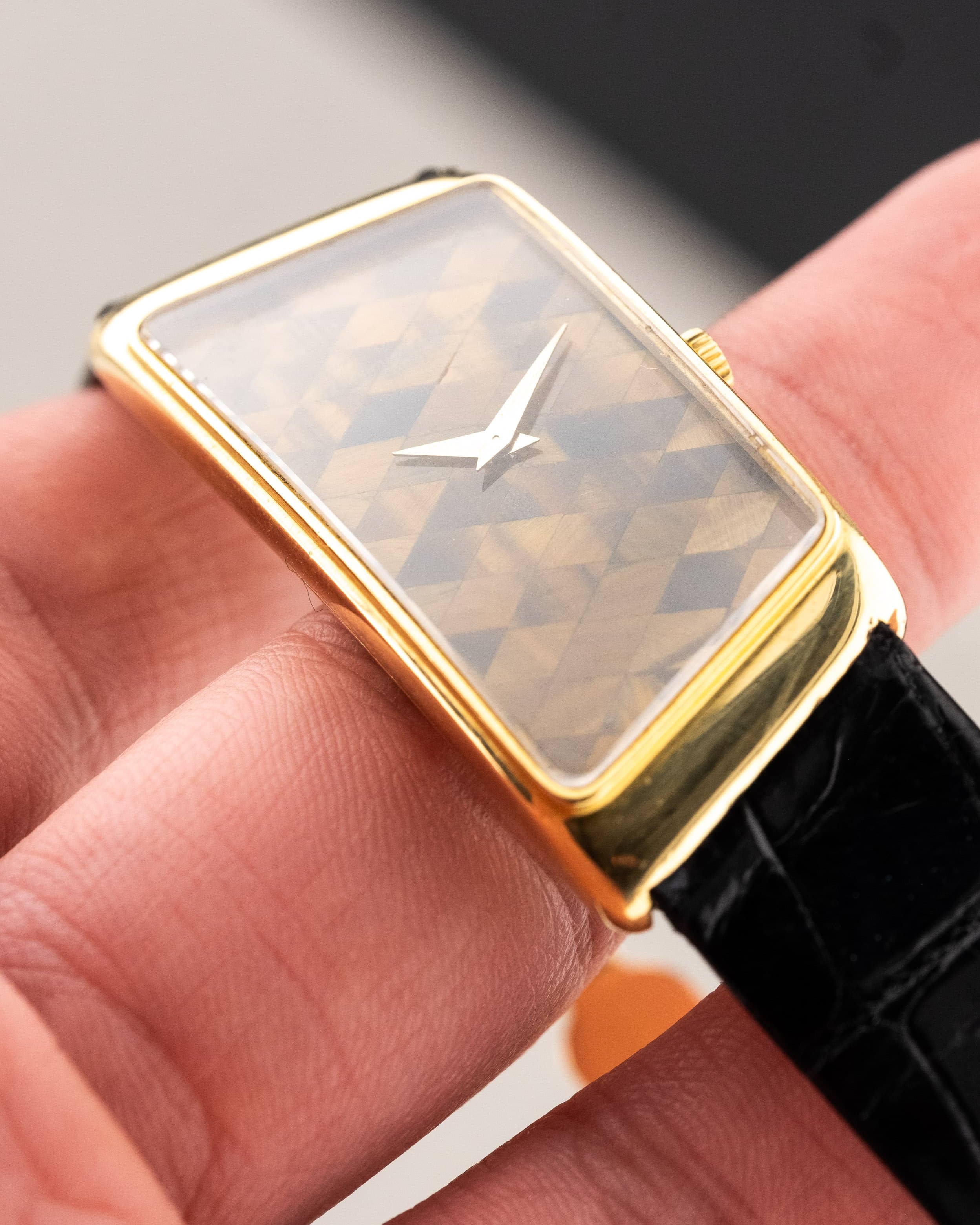 2YEY Extraordinaire Vacheron & Constantin Prestige de la France en or jaune et marqueterie d’œil-de-tigre, vendue en 1976 – Full Set et Unique - Feature