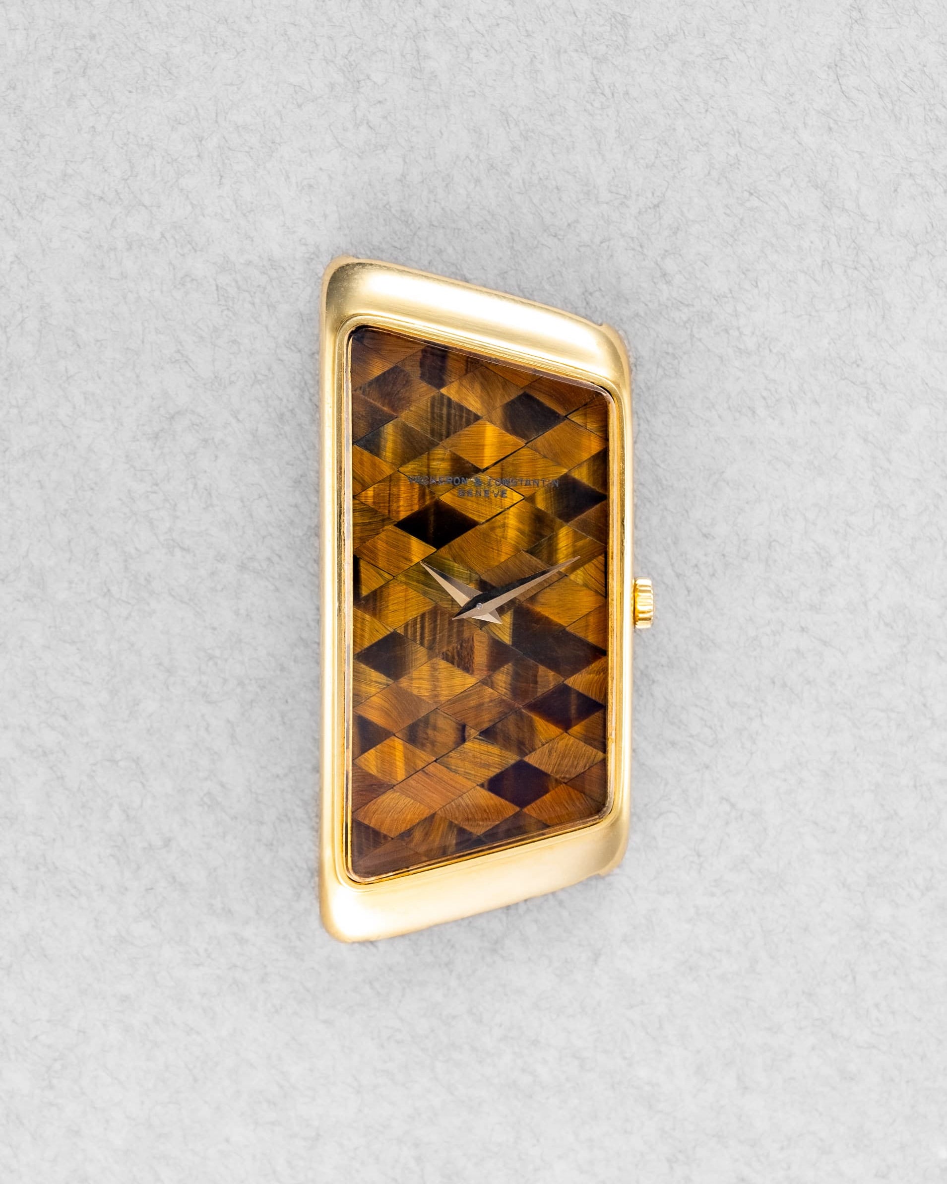 2YEY Extraordinaire Vacheron & Constantin Prestige de la France en or jaune et marqueterie d’œil-de-tigre, vendue en 1976 – Full Set et Unique - Front