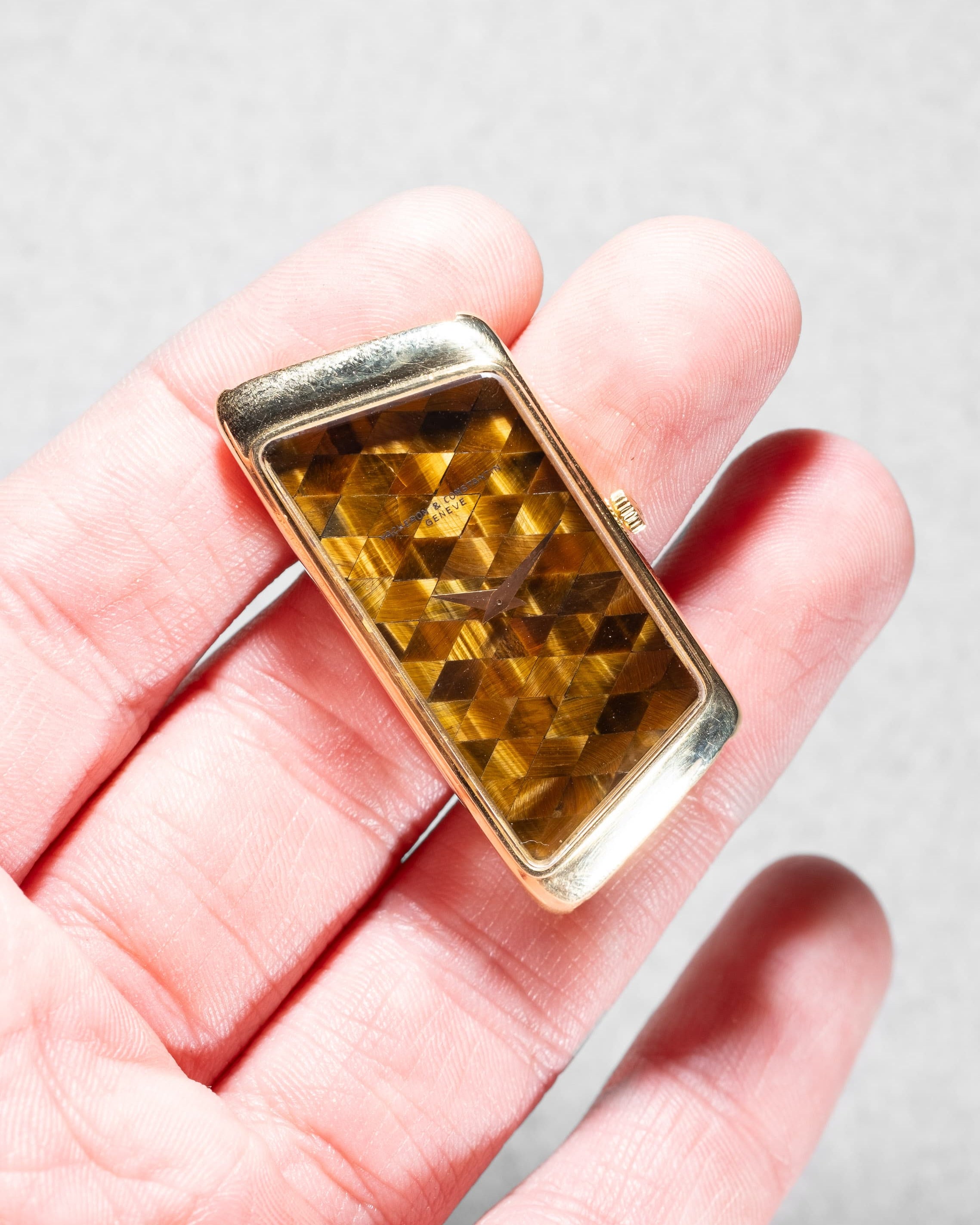 2YEY Extraordinaire Vacheron & Constantin Prestige de la France en or jaune et marqueterie d’œil-de-tigre, vendue en 1976 – Full Set et Unique - Front