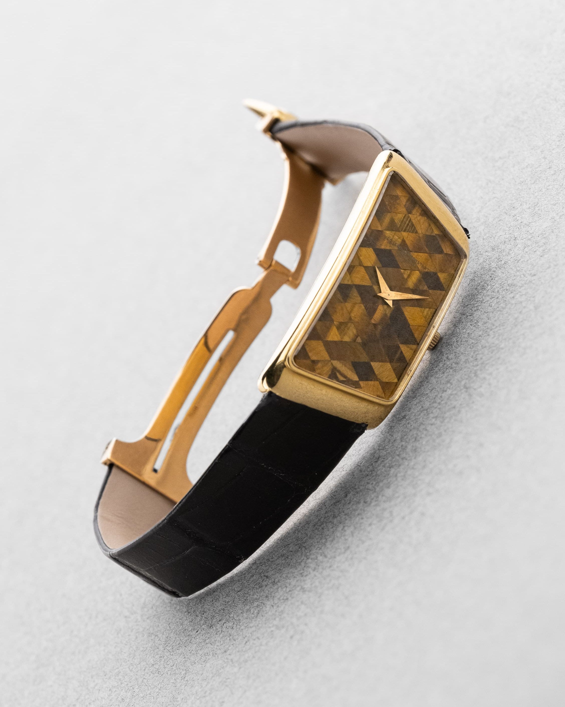 2YEY Extraordinaire Vacheron & Constantin Prestige de la France en or jaune et marqueterie d’œil-de-tigre, vendue en 1976 – Full Set et Unique - Left side