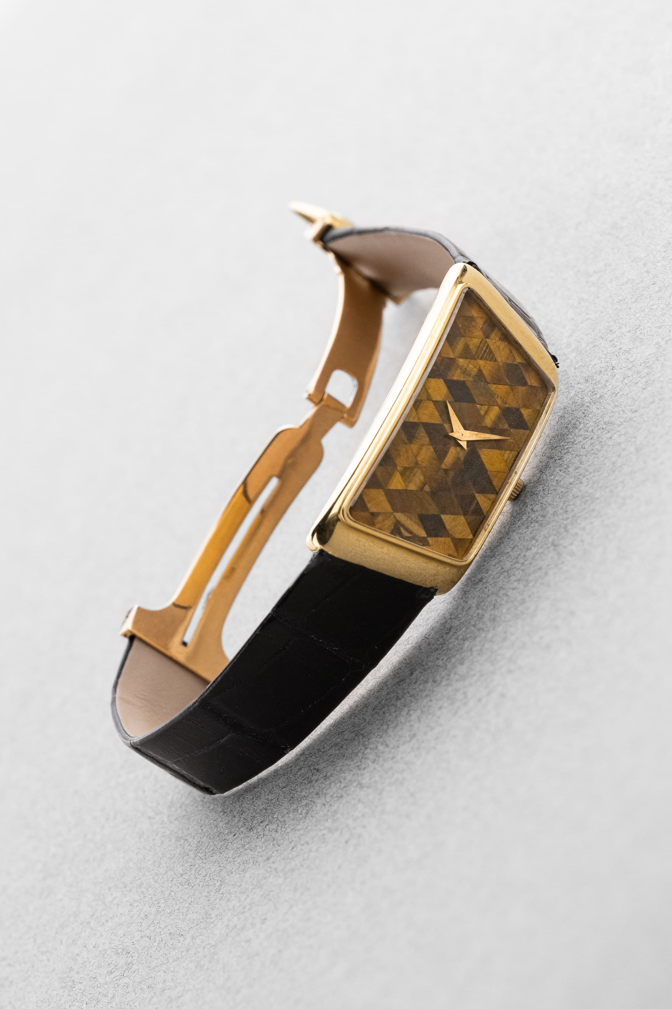 2YEY Extraordinary Vacheron & Constantin Prestige de la France in Yellow Gold & Tiger's Eye Marquetry, Sold in 1976 – Full Set & Unique - Left side