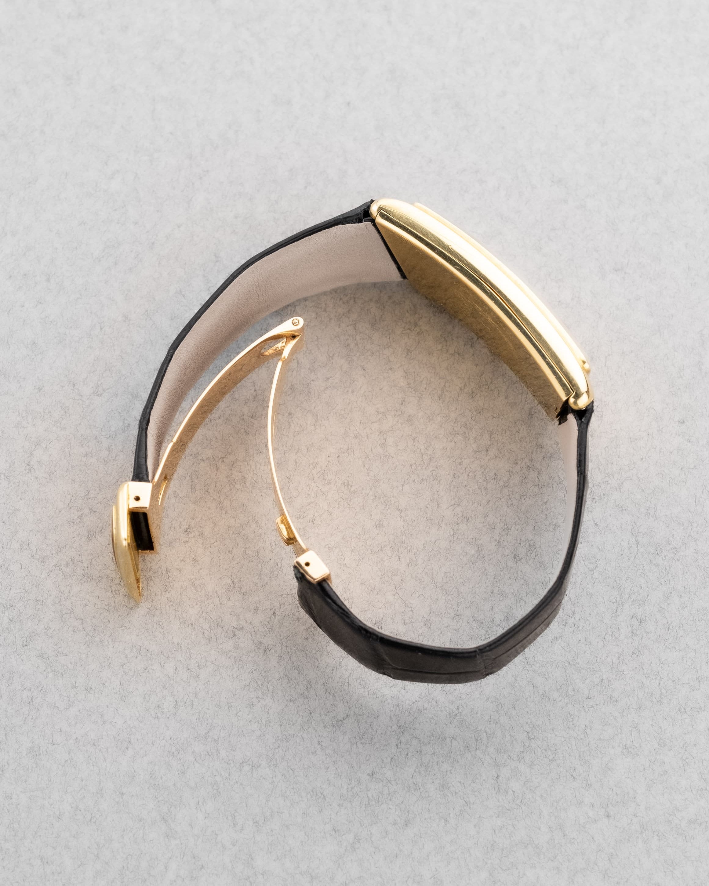 2YEY Extraordinaire Vacheron & Constantin Prestige de la France en or jaune et marqueterie d’œil-de-tigre, vendue en 1976 – Full Set et Unique - Left side