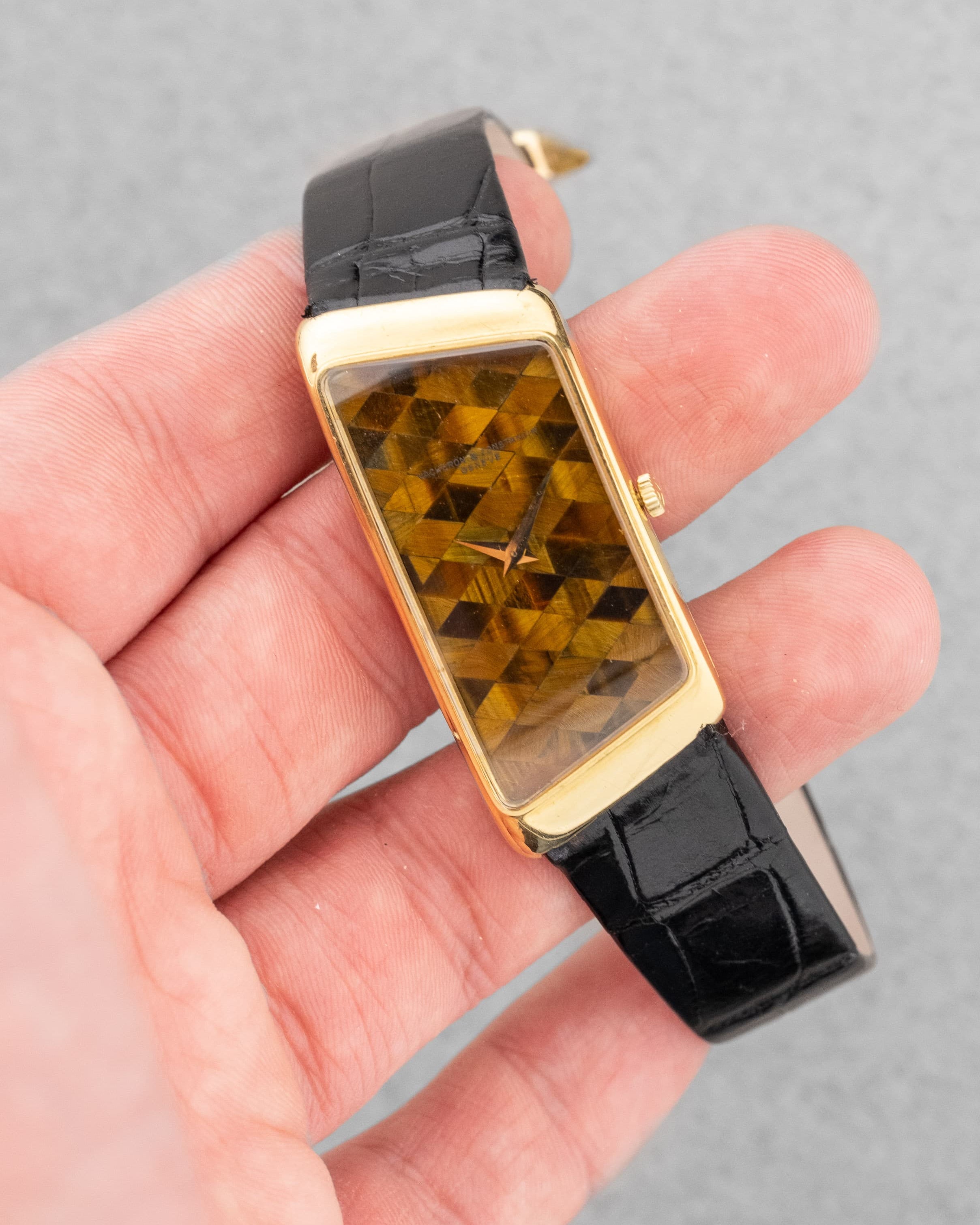 2YEY Extraordinaire Vacheron & Constantin Prestige de la France en or jaune et marqueterie d’œil-de-tigre, vendue en 1976 – Full Set et Unique - Lifestyle