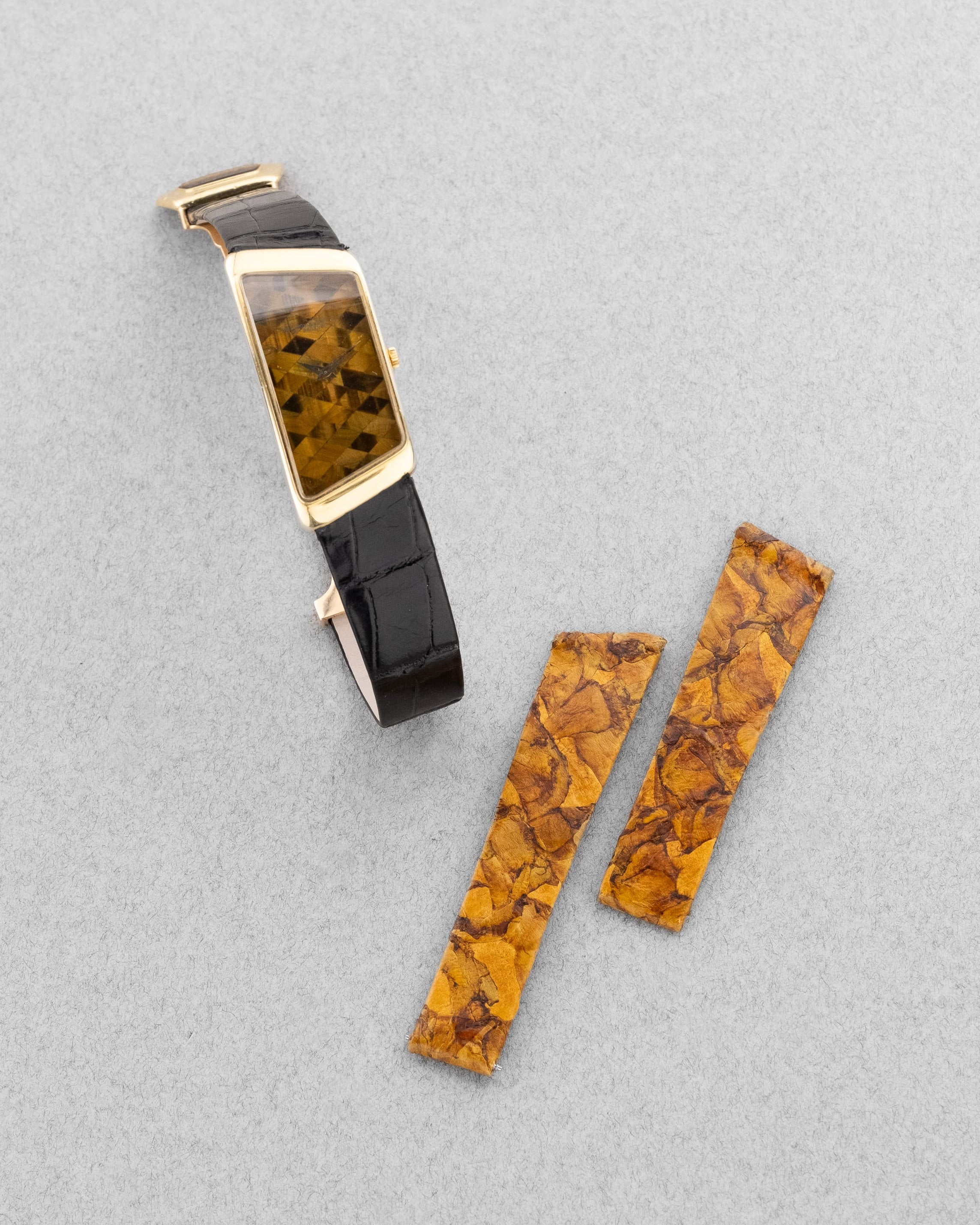 2YEY Extraordinaire Vacheron & Constantin Prestige de la France en or jaune et marqueterie d’œil-de-tigre, vendue en 1976 – Full Set et Unique - Overview