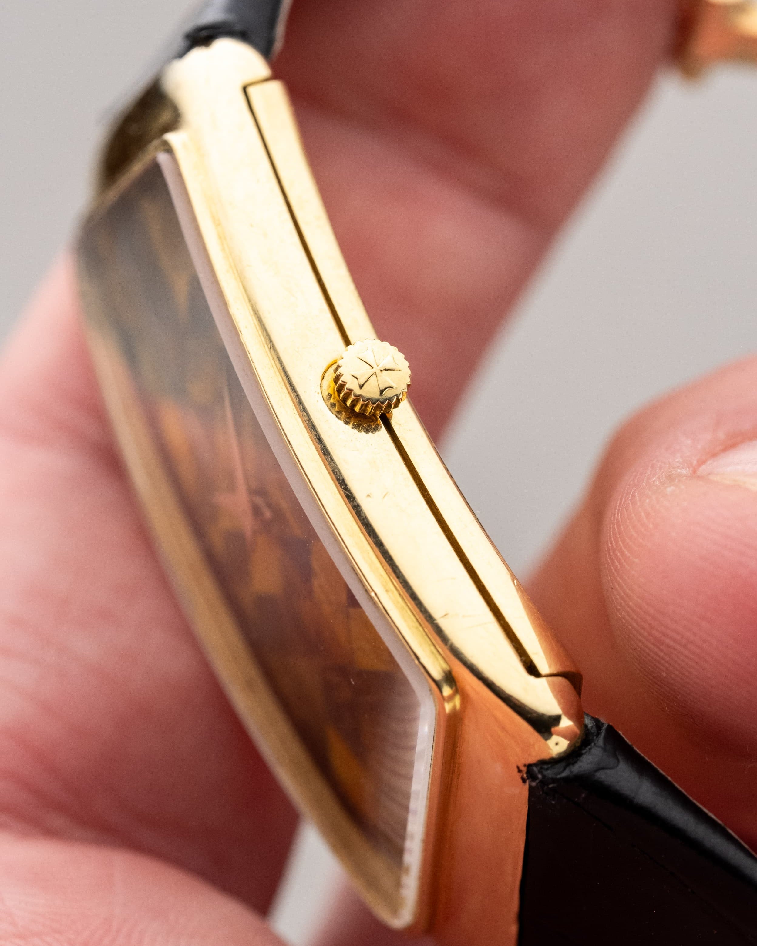 2YEY Extraordinaire Vacheron & Constantin Prestige de la France en or jaune et marqueterie d’œil-de-tigre, vendue en 1976 – Full Set et Unique - Right side