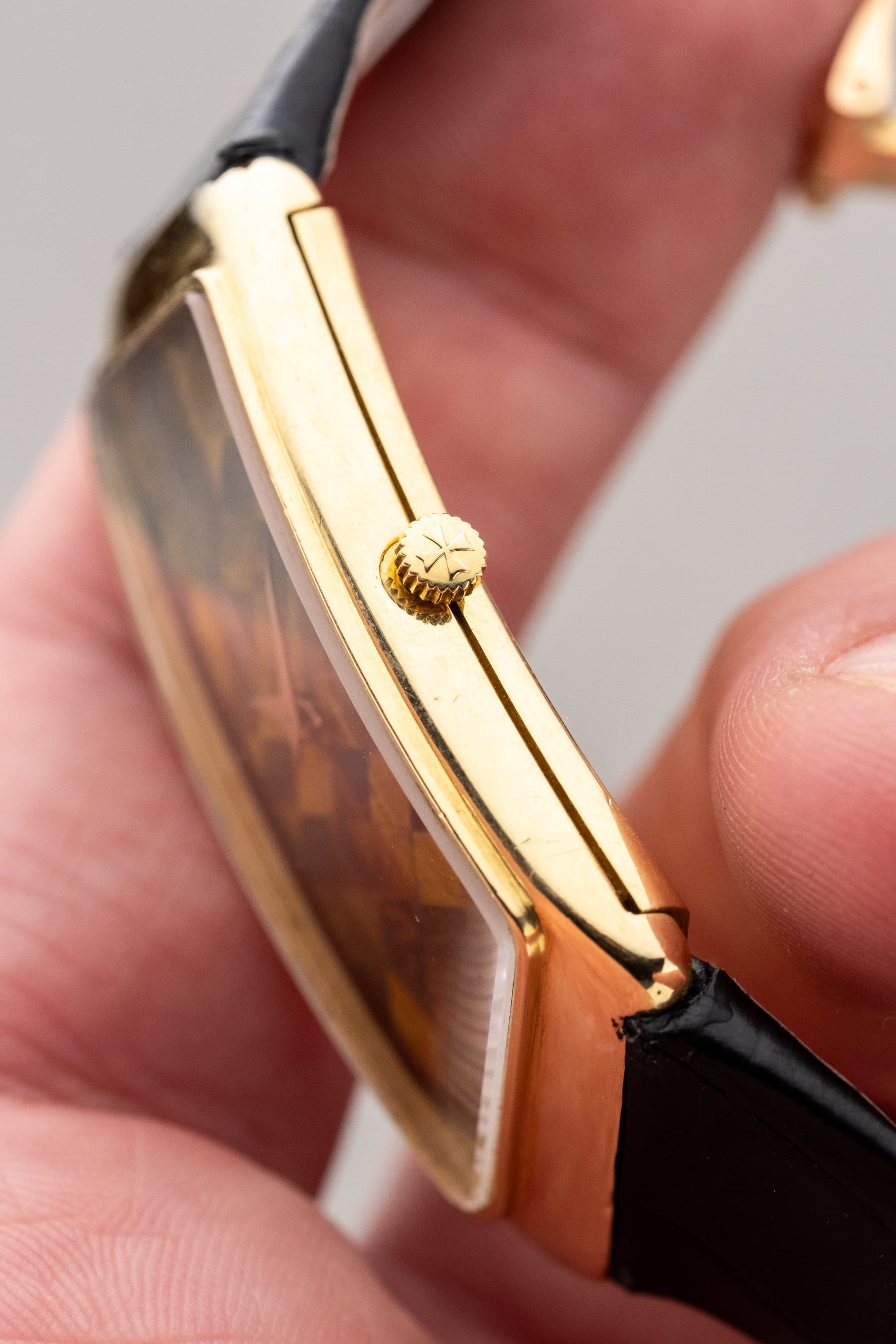 2YEY Extraordinary Vacheron & Constantin Prestige de la France in Yellow Gold & Tiger's Eye Marquetry, Sold in 1976 – Full Set & Unique - Right side