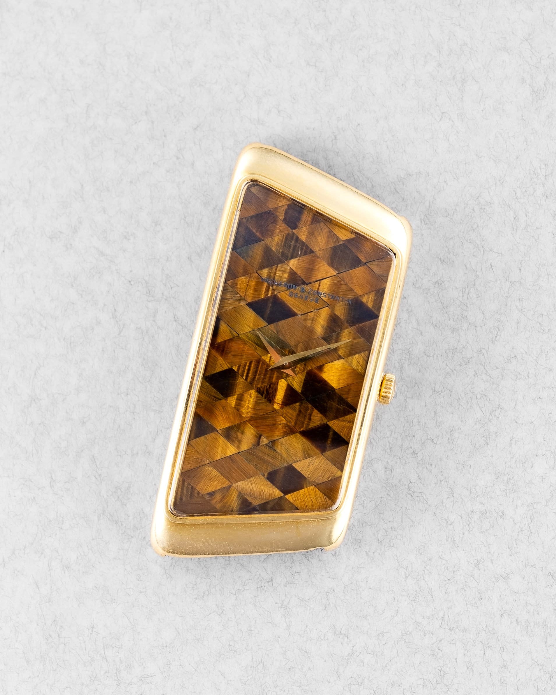 2YEY Extraordinaire Vacheron & Constantin Prestige de la France en or jaune et marqueterie d’œil-de-tigre, vendue en 1976 – Full Set et Unique - Three Quarters