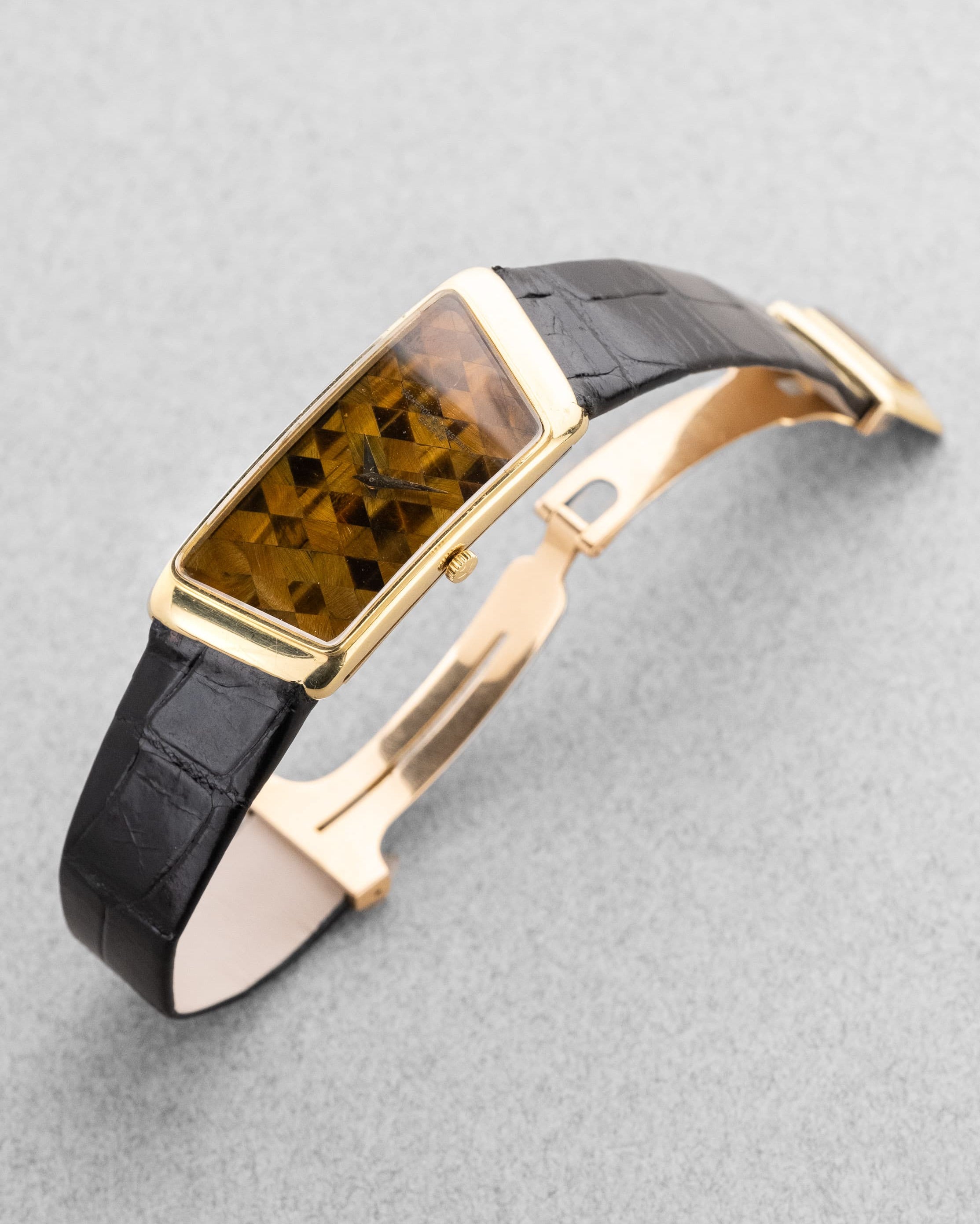 2YEY Extraordinaire Vacheron & Constantin Prestige de la France en or jaune et marqueterie d’œil-de-tigre, vendue en 1976 – Full Set et Unique - Three Quarters