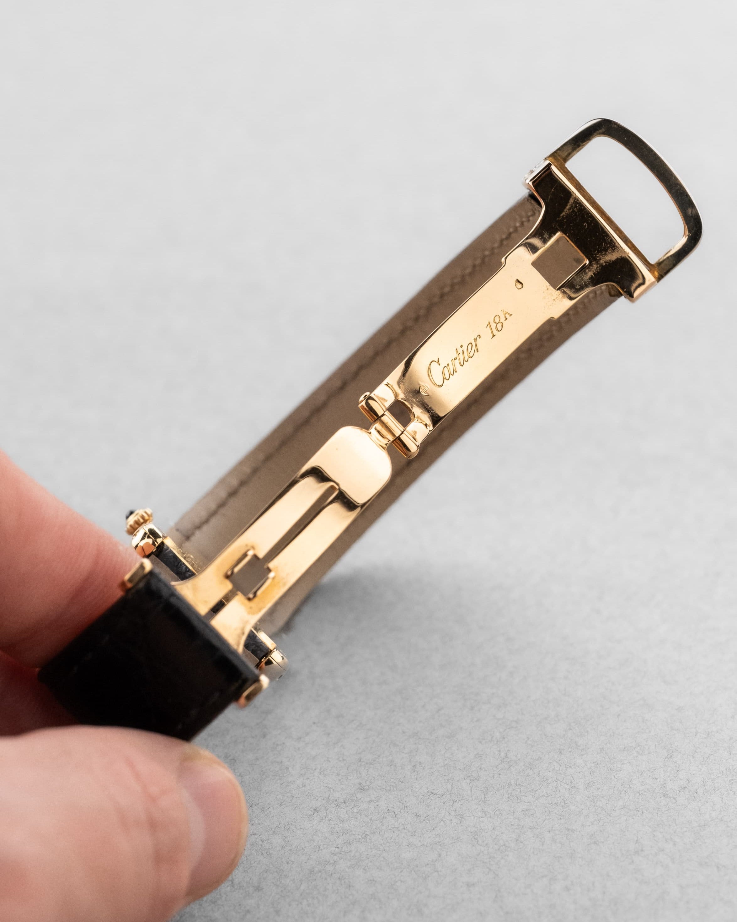 SFL7 Cartier Tank Louis réf. 88105 en or jaune, circa 1985 – Boucle déployante d'origine en or et parfait état - Buckle Inside