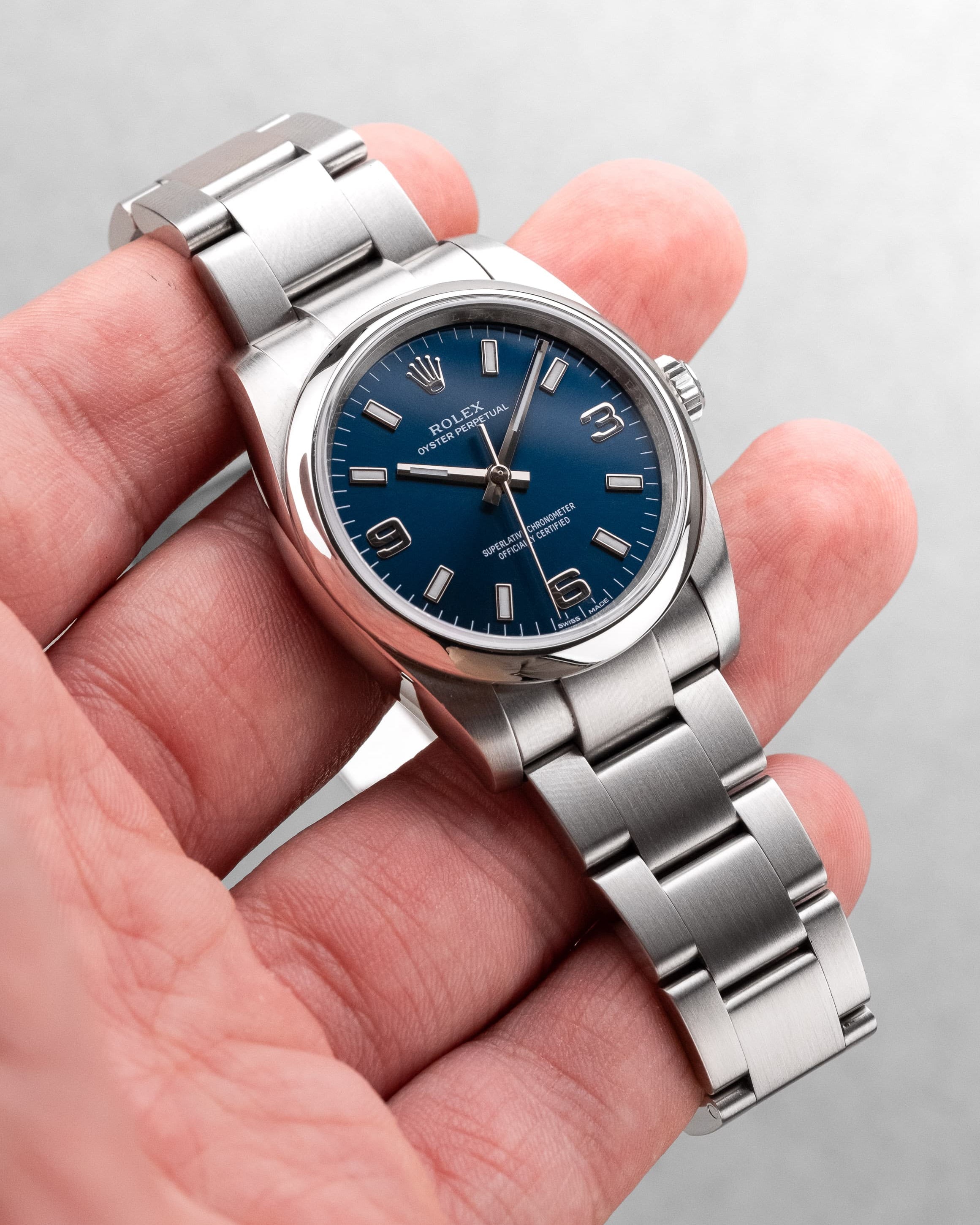 3WCY Rolex Oyster Perpetual 34 réf. 114200 de 2018 – Cadran bleu « Explorer 3-6-9 », Parfait état et Full Set - Lifestyle