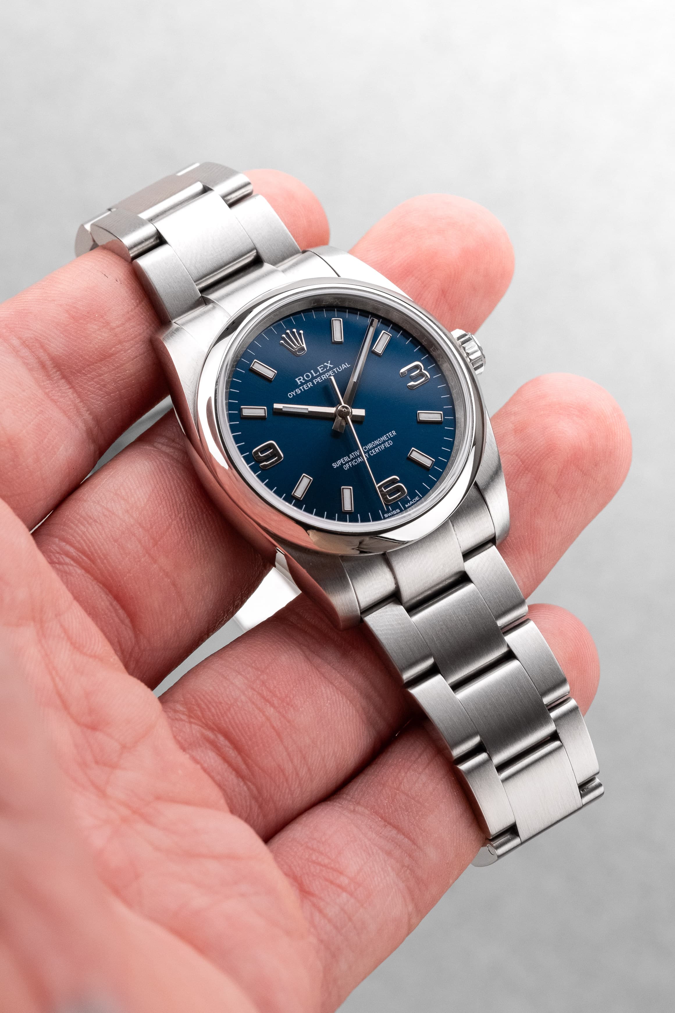 3WCY Rolex Oyster Perpetual 34 réf. 114200 de 2018 – Cadran bleu « Explorer 3-6-9 », Parfait état et Full Set - Lifestyle