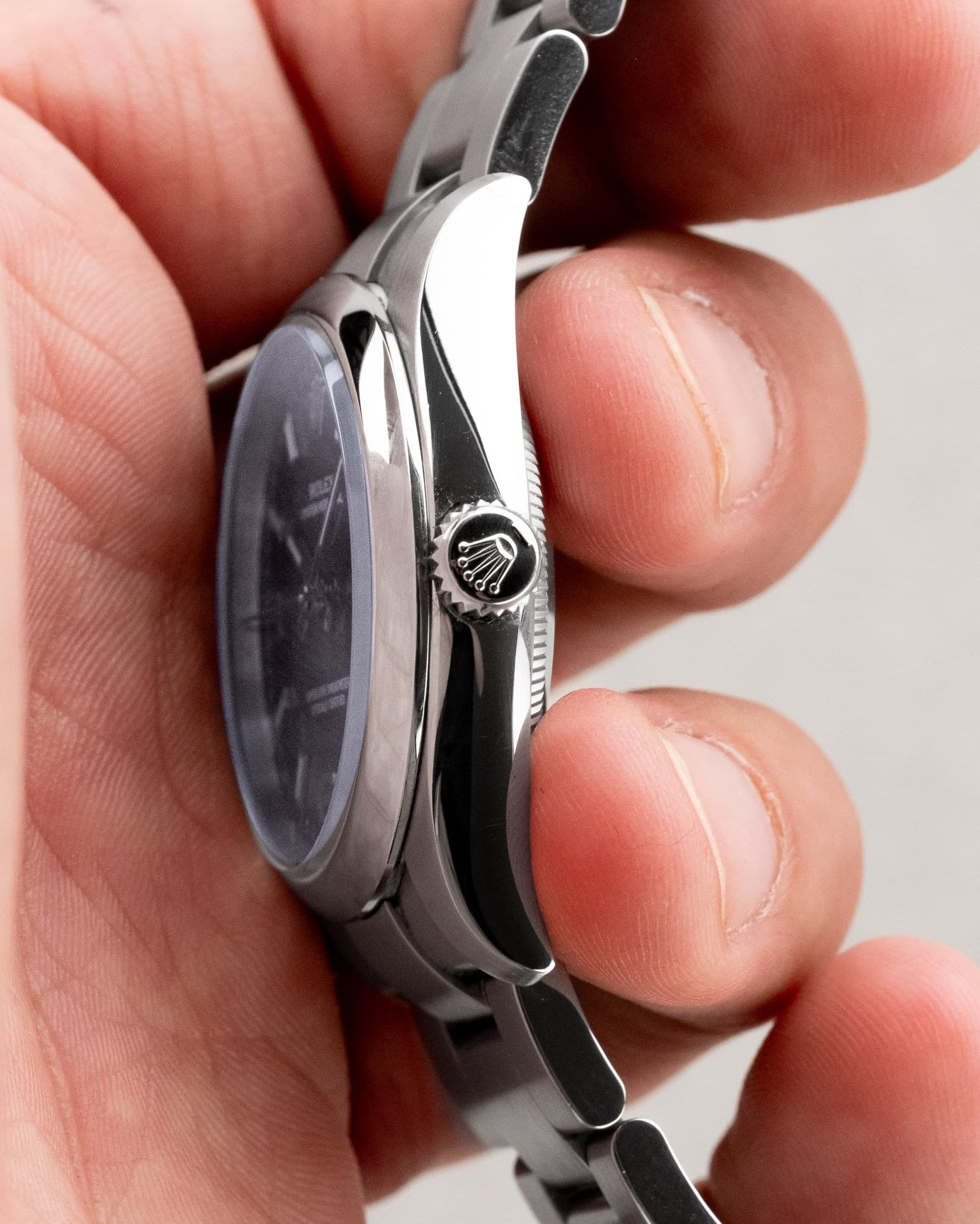 3WCY Rolex Oyster Perpetual 34 réf. 114200 de 2018 – Cadran bleu « Explorer 3-6-9 », Parfait état et Full Set - Right side