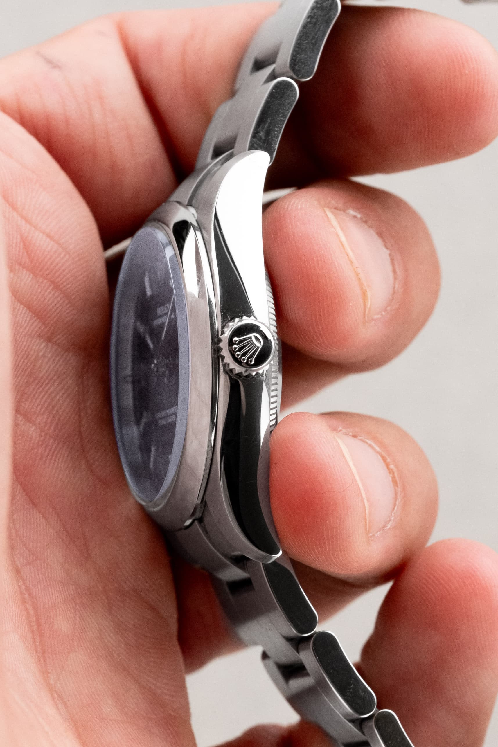 3WCY Rolex Oyster Perpetual 34 réf. 114200 de 2018 – Cadran bleu « Explorer 3-6-9 », Parfait état et Full Set - Right side