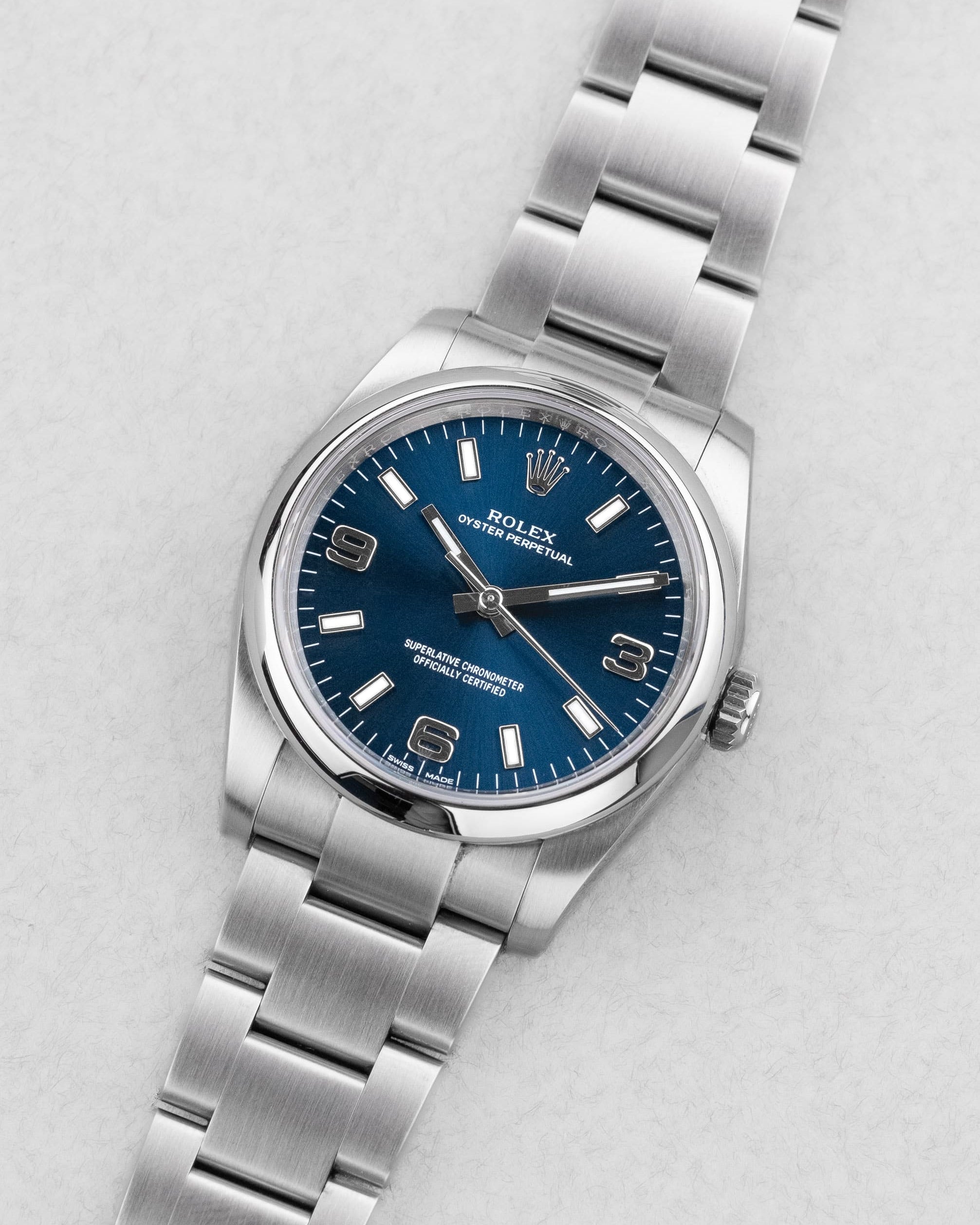 3WCY Rolex Oyster Perpetual 34 réf. 114200 de 2018 – Cadran bleu « Explorer 3-6-9 », Parfait état et Full Set - Three Quarters