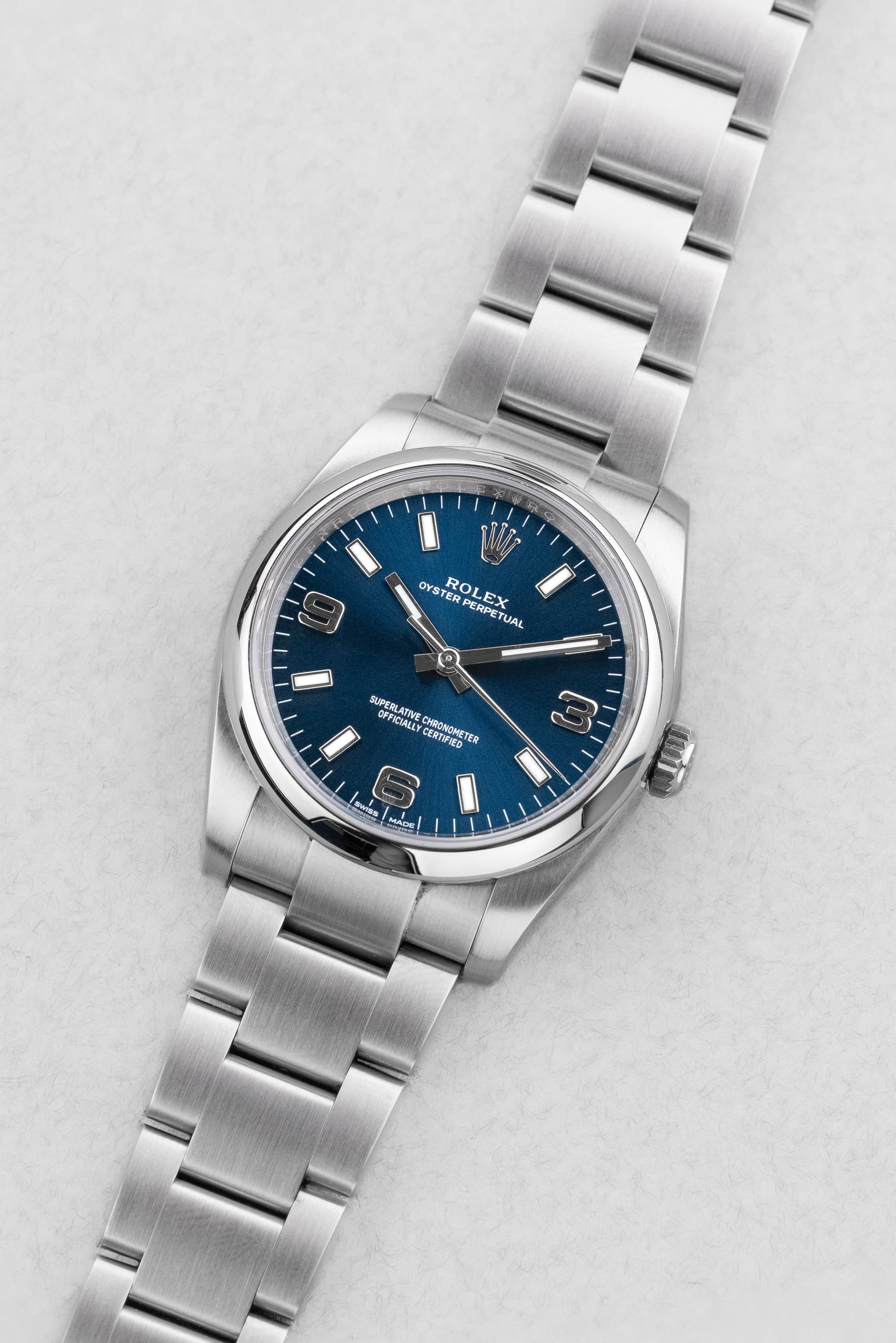 3WCY Rolex Oyster Perpetual 34 réf. 114200 de 2018 – Cadran bleu « Explorer 3-6-9 », Parfait état et Full Set - Three Quarters