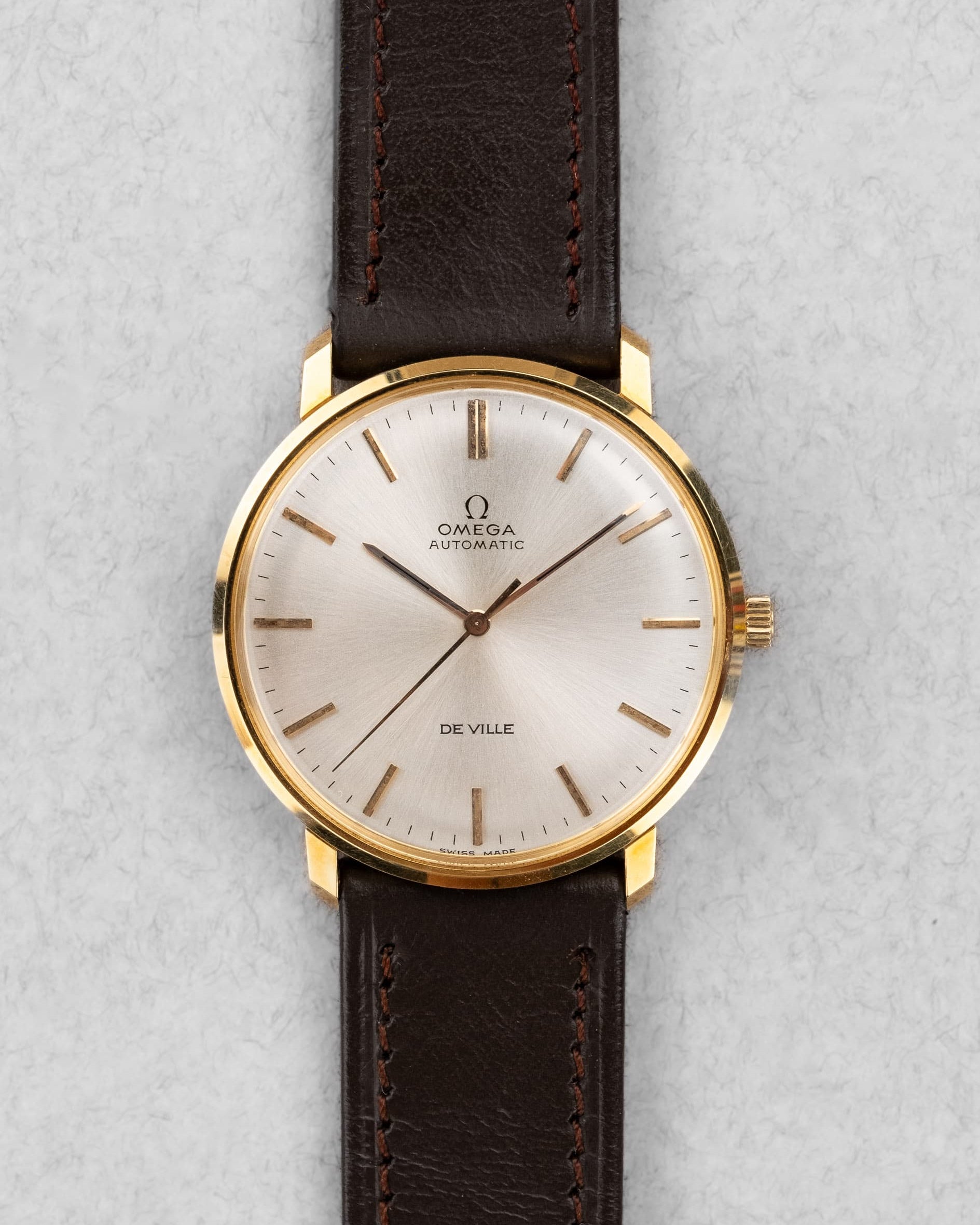 L6DP Omega De Ville Automatic réf. 161.024 en or jaune 18 carats de 1968 – NOS + Facture d'origine - Front