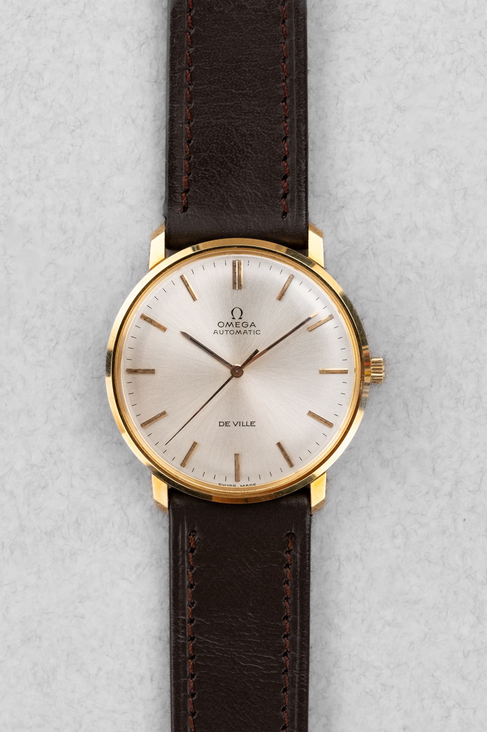 L6DP Omega De Ville Automatic réf. 161.024 en or jaune 18 carats de 1968 – NOS + Facture d'origine - Front