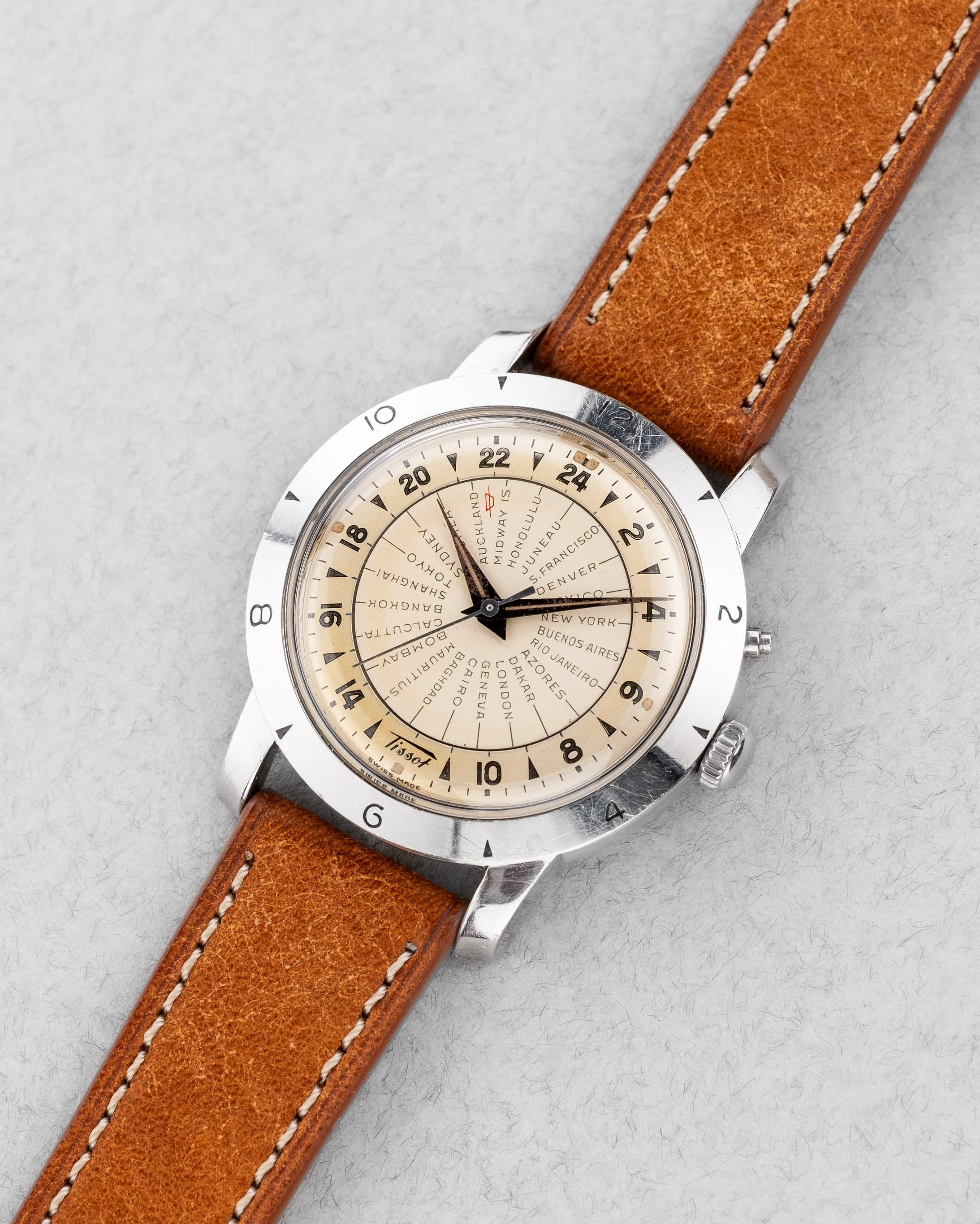 58TV Rare Tissot Navigator World Time réf. 4002-1 en acier de 1951 – Première génération - Three Quarters