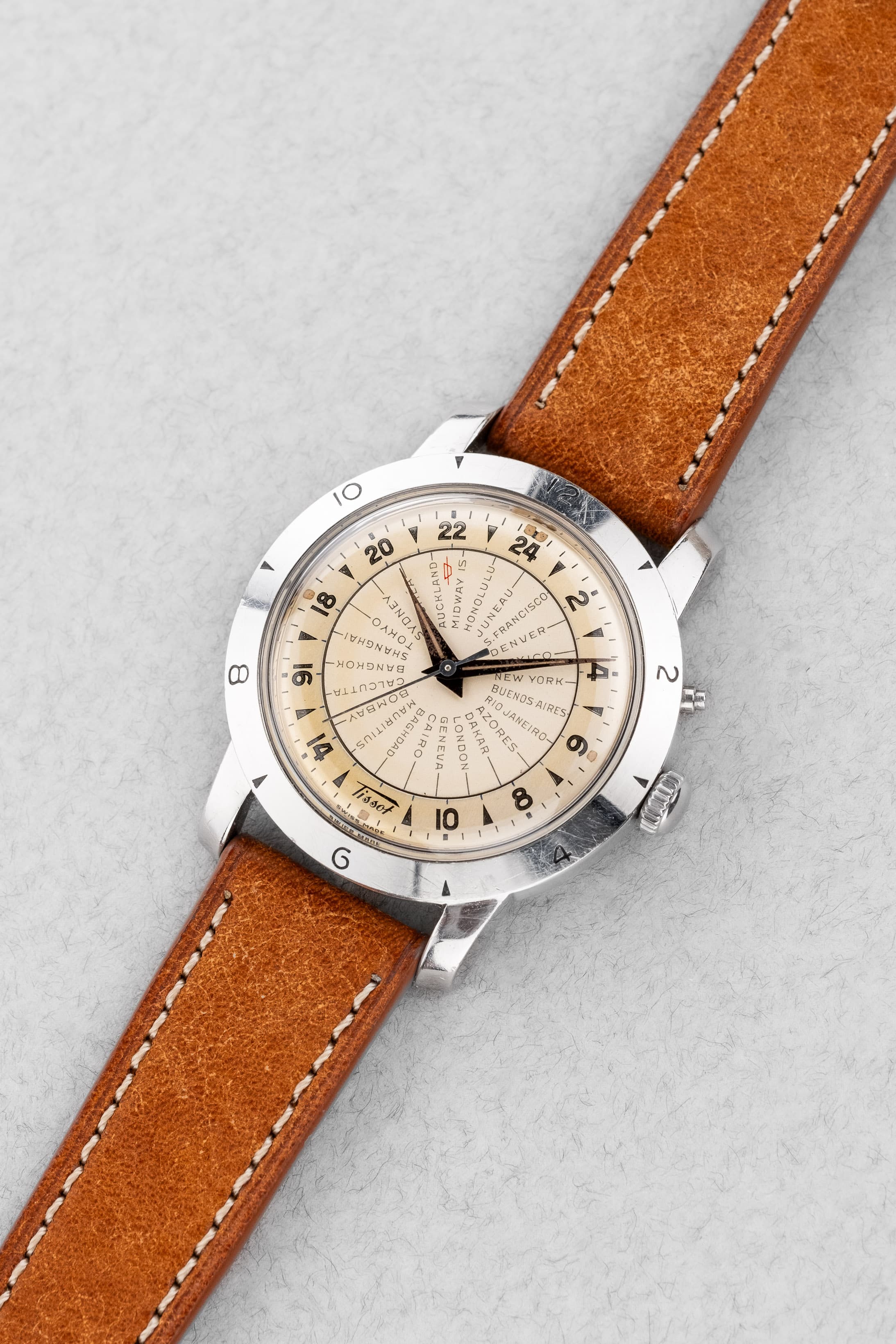 58TV 希少なTissot Navigator World Time ref. 4002-1 ステンレススチール製 1951年 – 第一世代 - 斜め45度