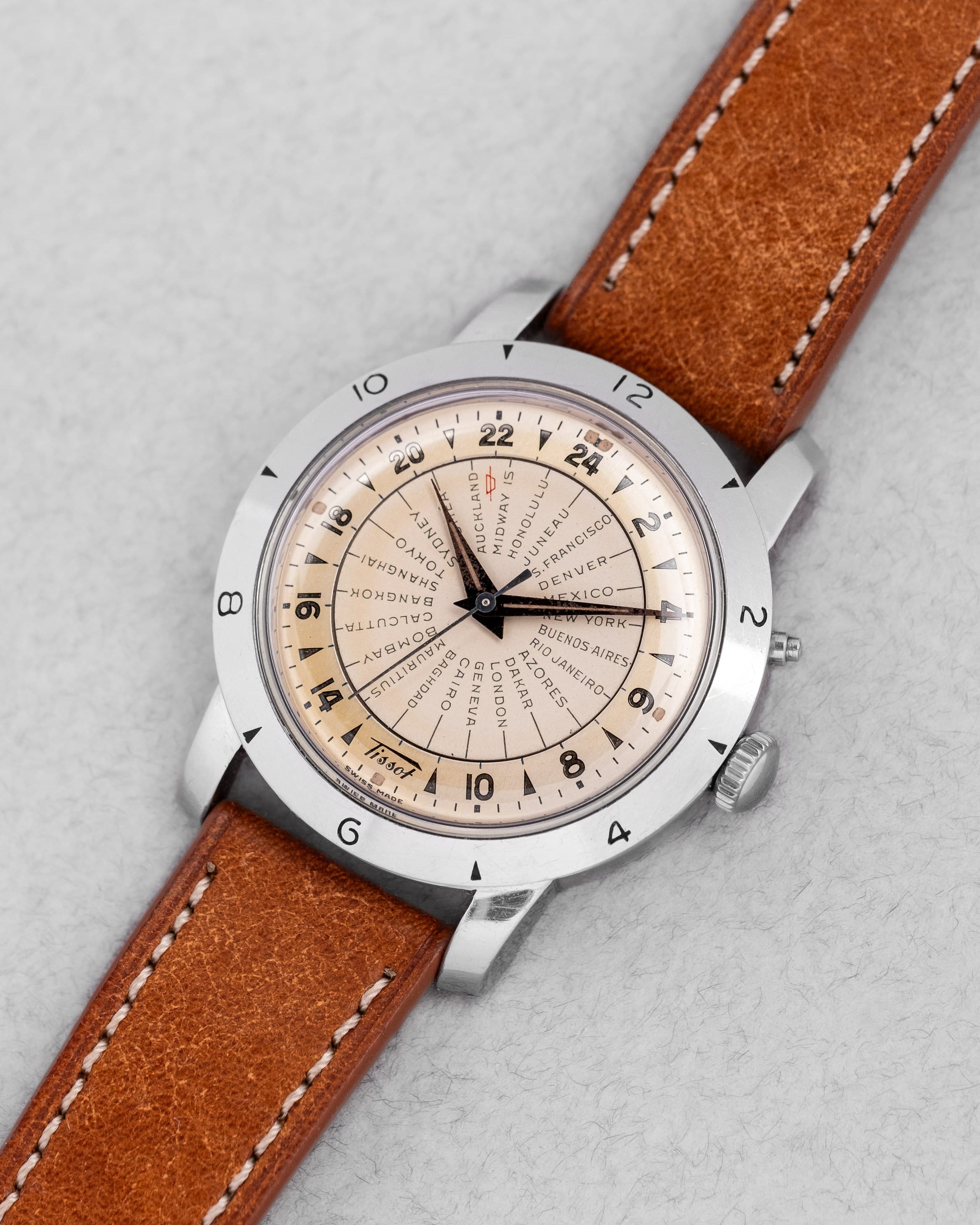 58TV Rare Tissot Navigator World Time réf. 4002-1 en acier de 1951 – Première génération - Three Quarters