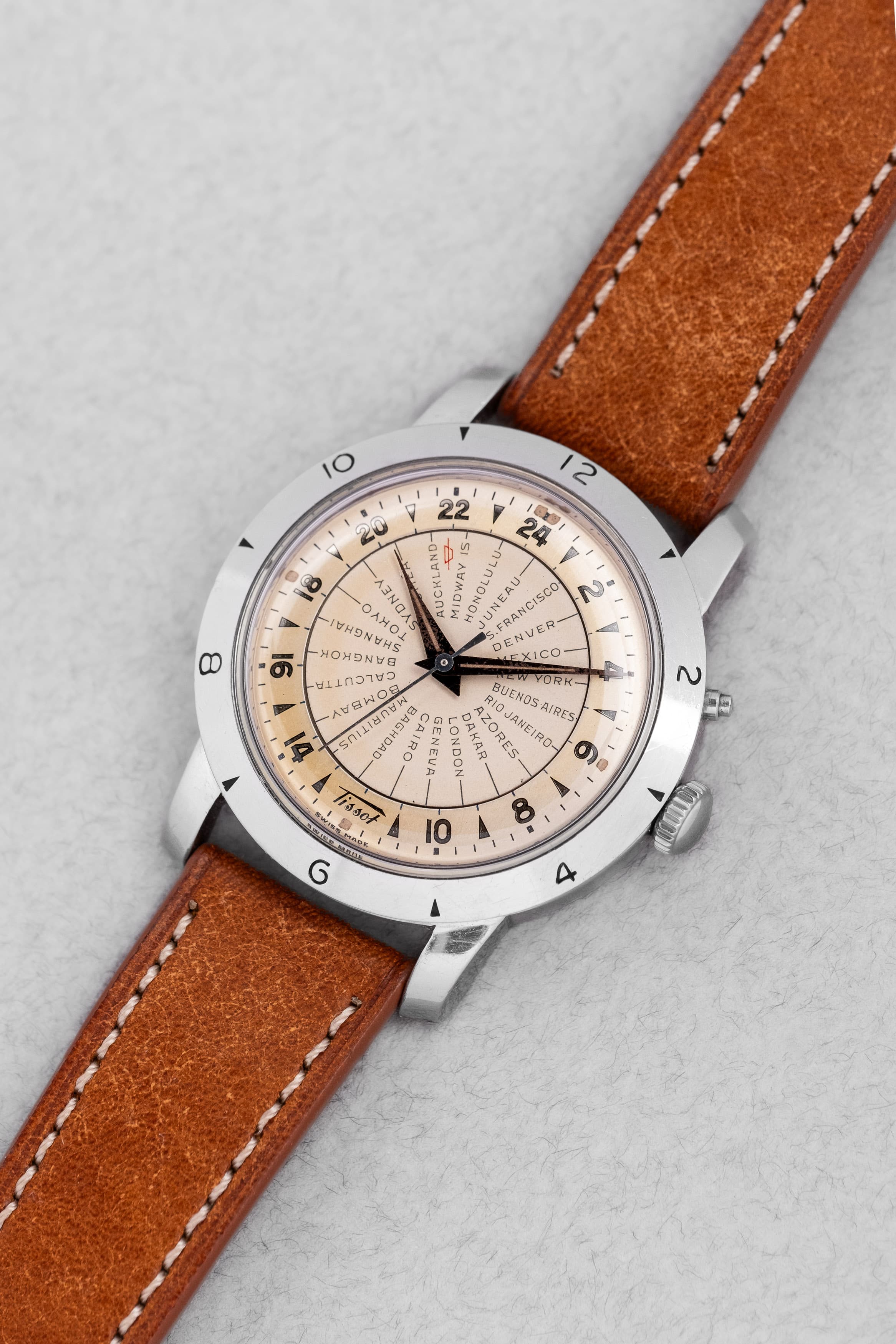 58TV 希少なTissot Navigator World Time ref. 4002-1 ステンレススチール製 1951年 – 第一世代 - 斜め45度