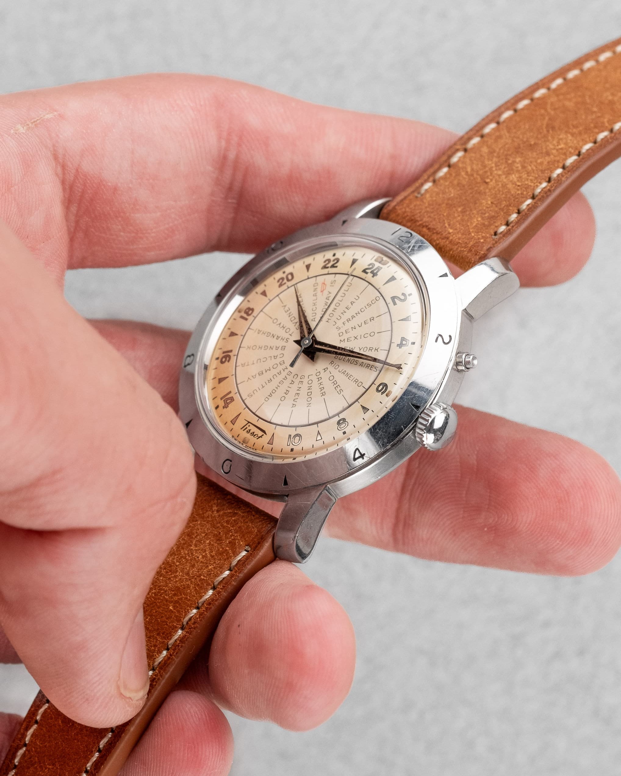 58TV Rare Tissot Navigator World Time réf. 4002-1 en acier de 1951 – Première génération - Three Quarters