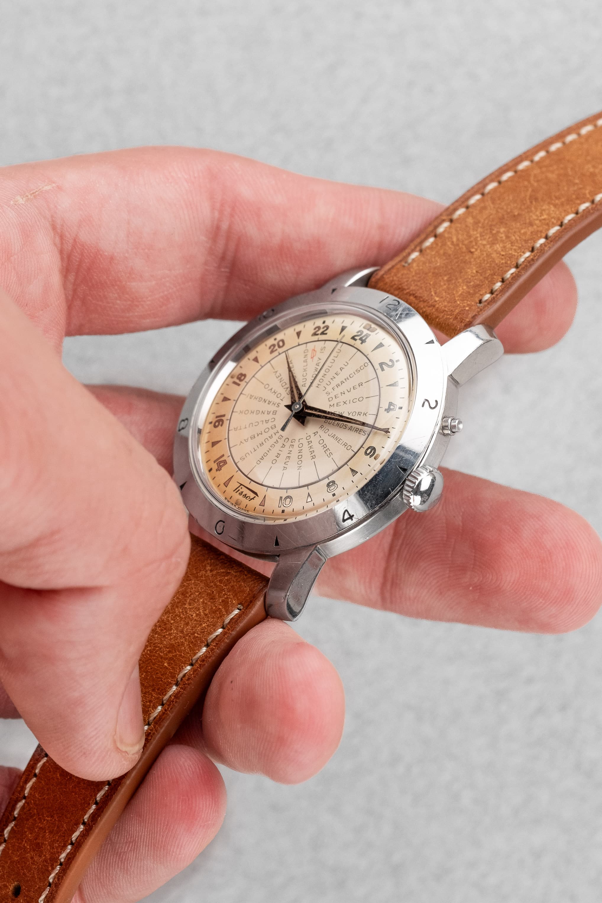 58TV 希少なTissot Navigator World Time ref. 4002-1 ステンレススチール製 1951年 – 第一世代 - 斜め45度