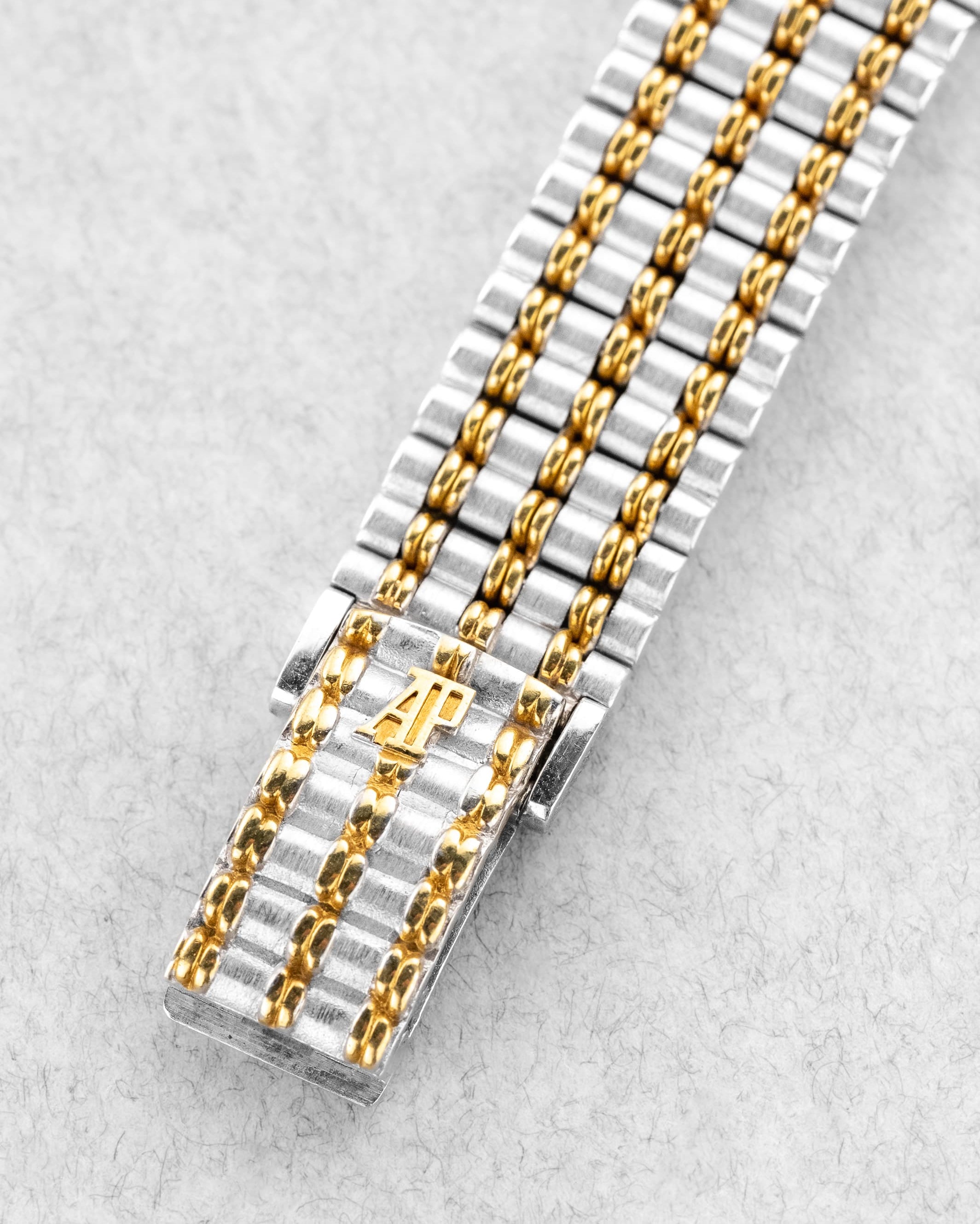 5CUS Audemars Piguet « Bamboo Deux Ors » en or blanc et or jaune circa 1987 - Buckle Outside