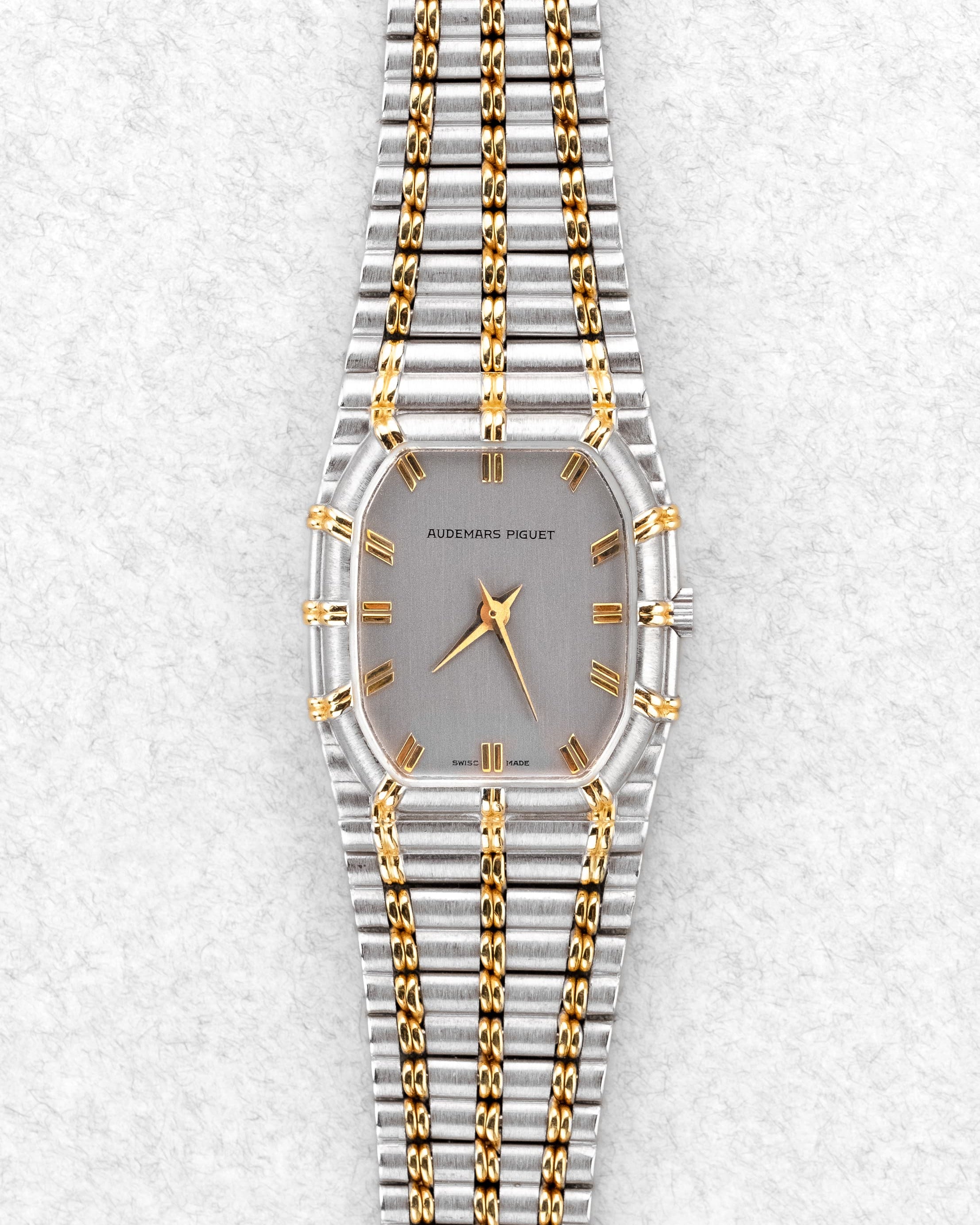 5CUS Audemars Piguet « Bamboo Deux Ors » en or blanc et or jaune circa 1987 - Front