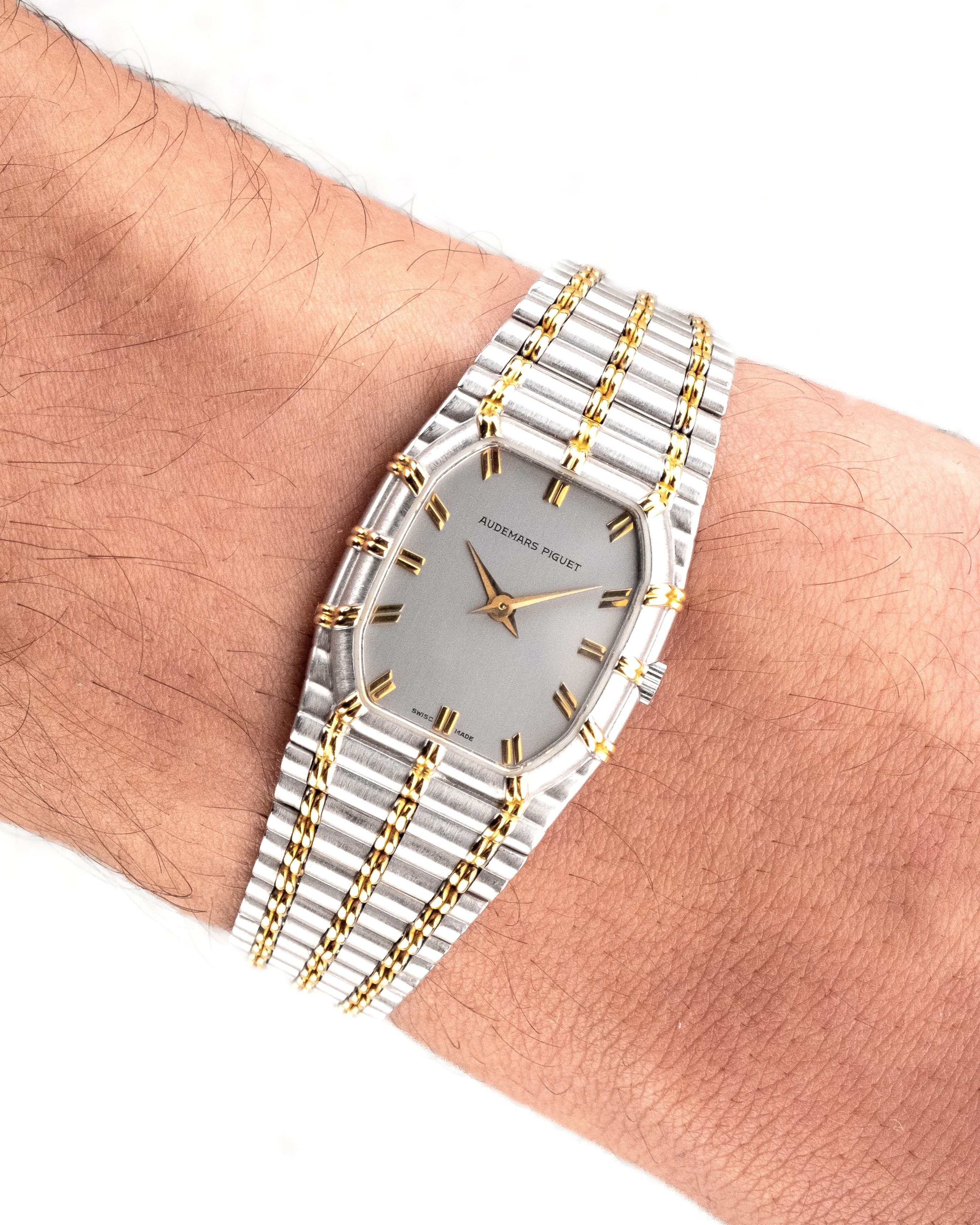 5CUS Audemars Piguet « Bamboo Deux Ors » en or blanc et or jaune circa 1987 - Wristshot