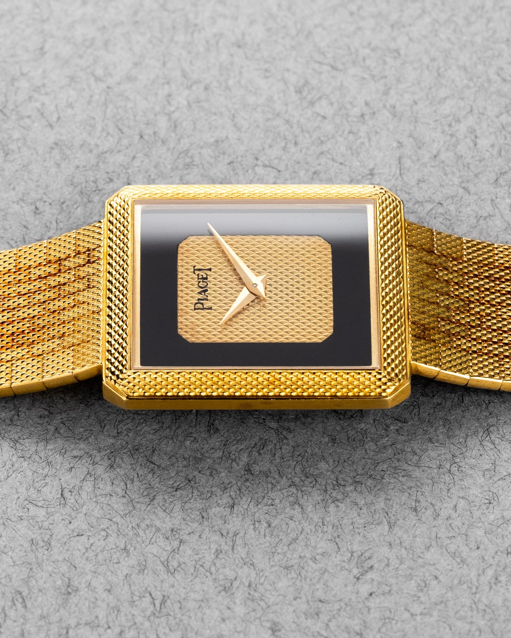 5LC5 Superbe Piaget Protocole 91546C7 en or jaune et onyx - Left side