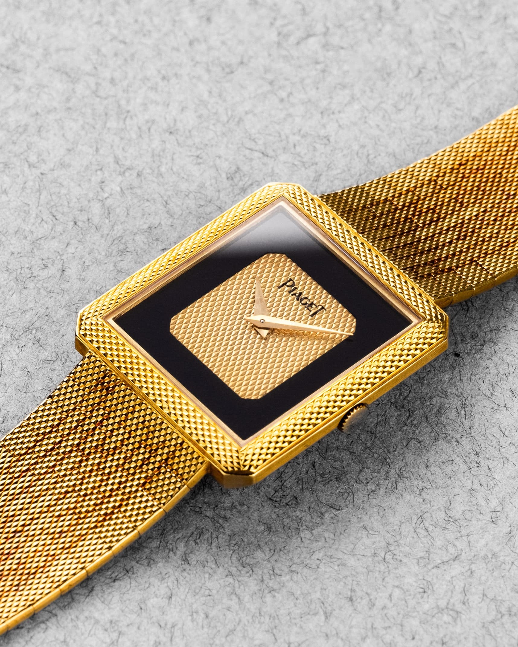 5LC5 Superbe Piaget Protocole 91546C7 en or jaune et onyx - Three Quarters