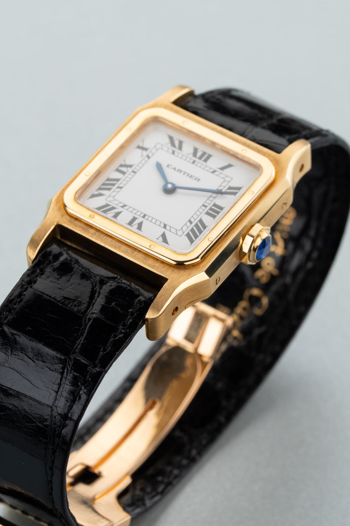 5MDB 絕美的 Cartier Santos-Dumont GM 型號 78097「PARIS」黃金腕錶,circa 1973——全新庫存品 - 特寫