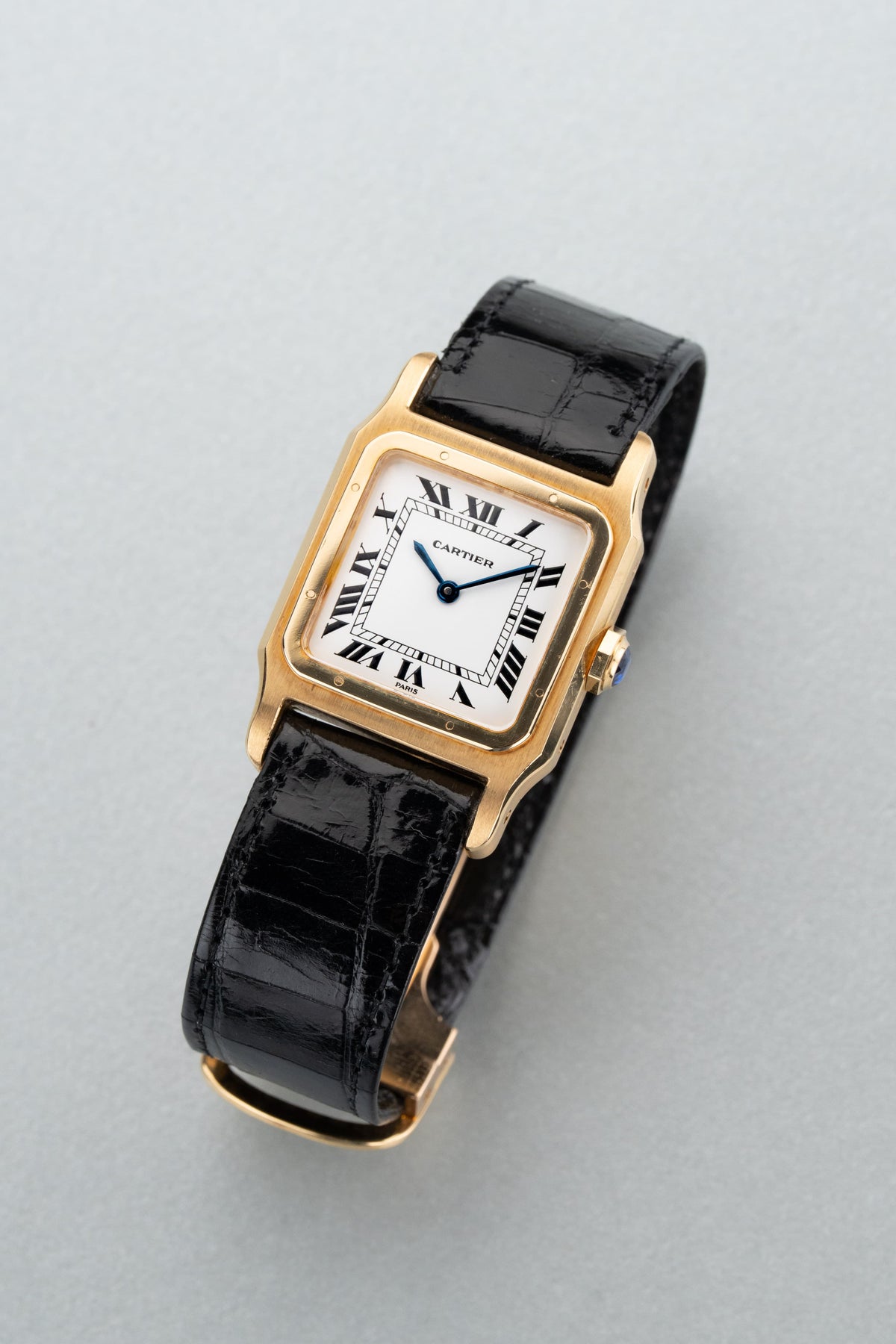 5MDB 絕美的 Cartier Santos-Dumont GM 型號 78097「PARIS」黃金腕錶,circa 1973——全新庫存品 - 四分之三視角