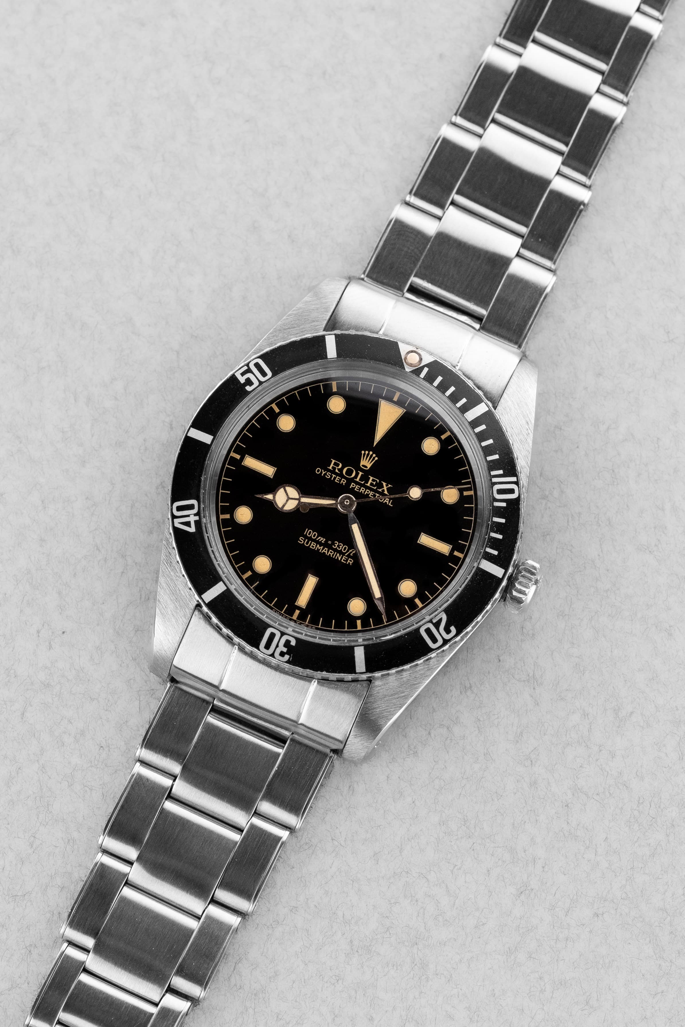 5ZWP 특별한 Rolex Submariner ref. 5508 「Gilt Small Crown James Bond Chronomètre」 1962년 – 완벽한 상태와 희귀 무브먼트 - 4분의 3 각도