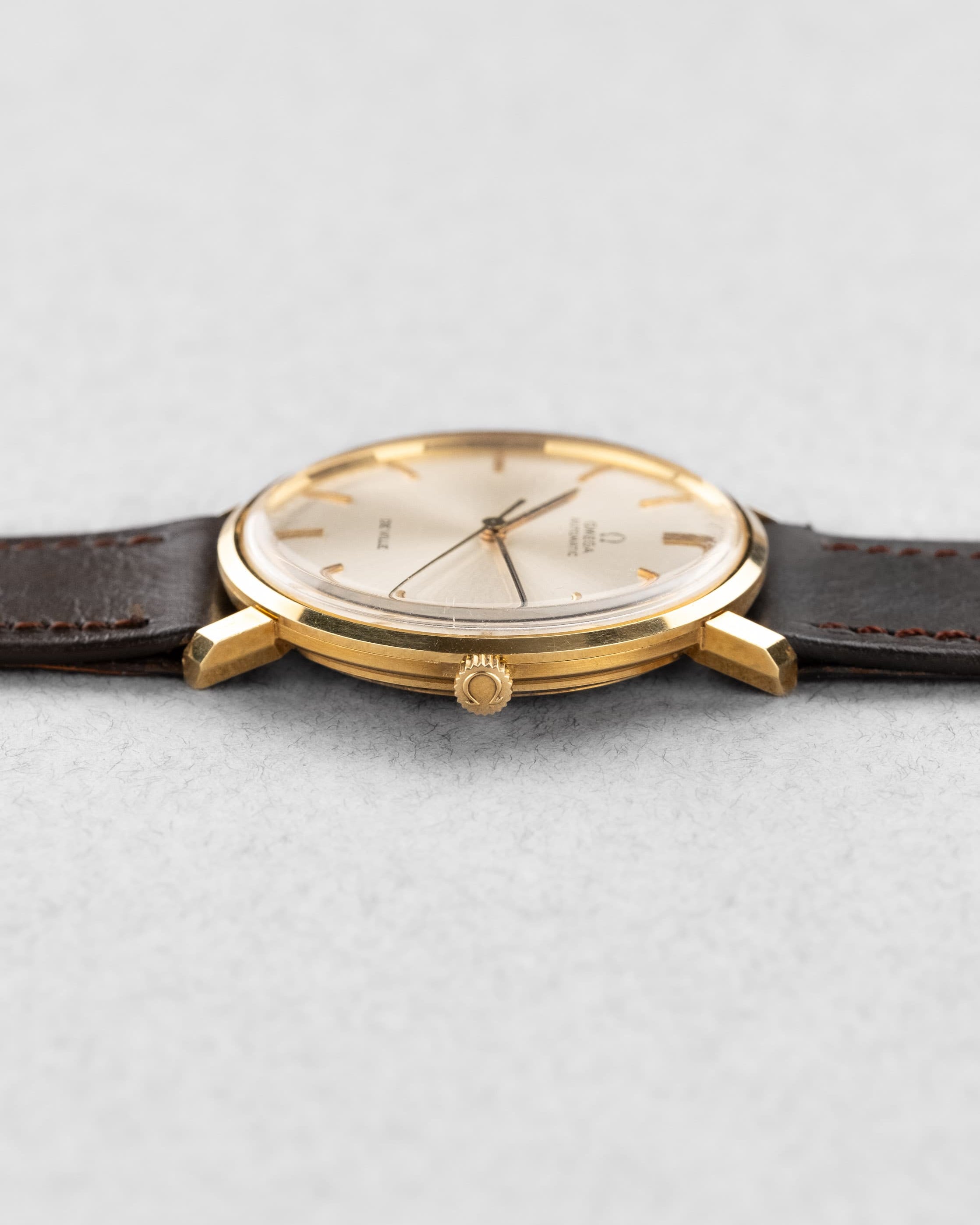 L6DP Omega De Ville Automatic réf. 161.024 en or jaune 18 carats de 1968 – NOS + Facture d'origine - Right side