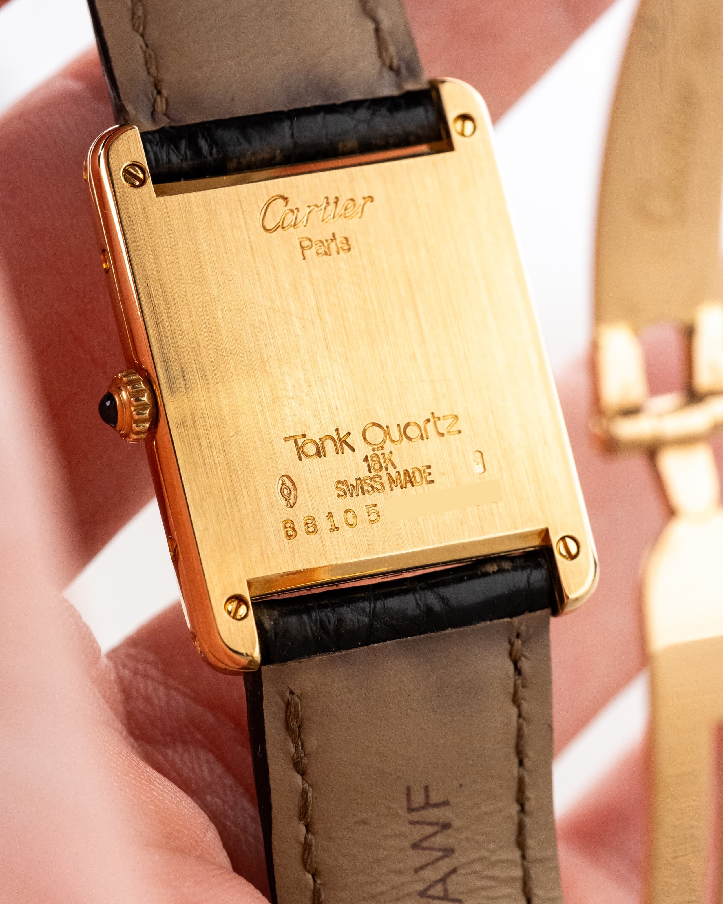 SFL7 Cartier Tank Louis réf. 88105 en or jaune, circa 1985 – Boucle déployante d'origine en or et parfait état - Back