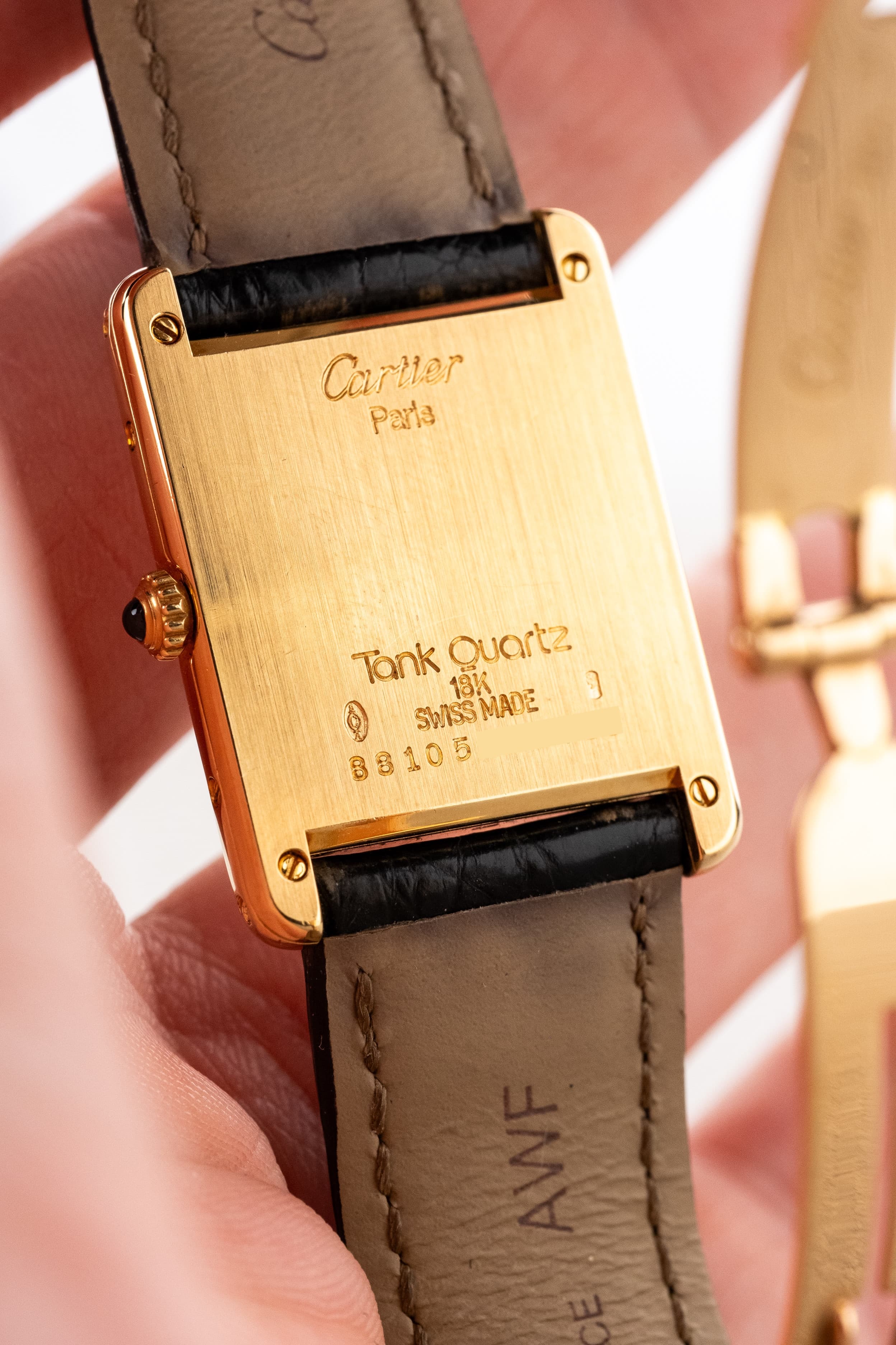 SFL7 Cartier Tank Louis réf. 88105 en or jaune, circa 1985 – Boucle déployante d'origine en or et parfait état - Back