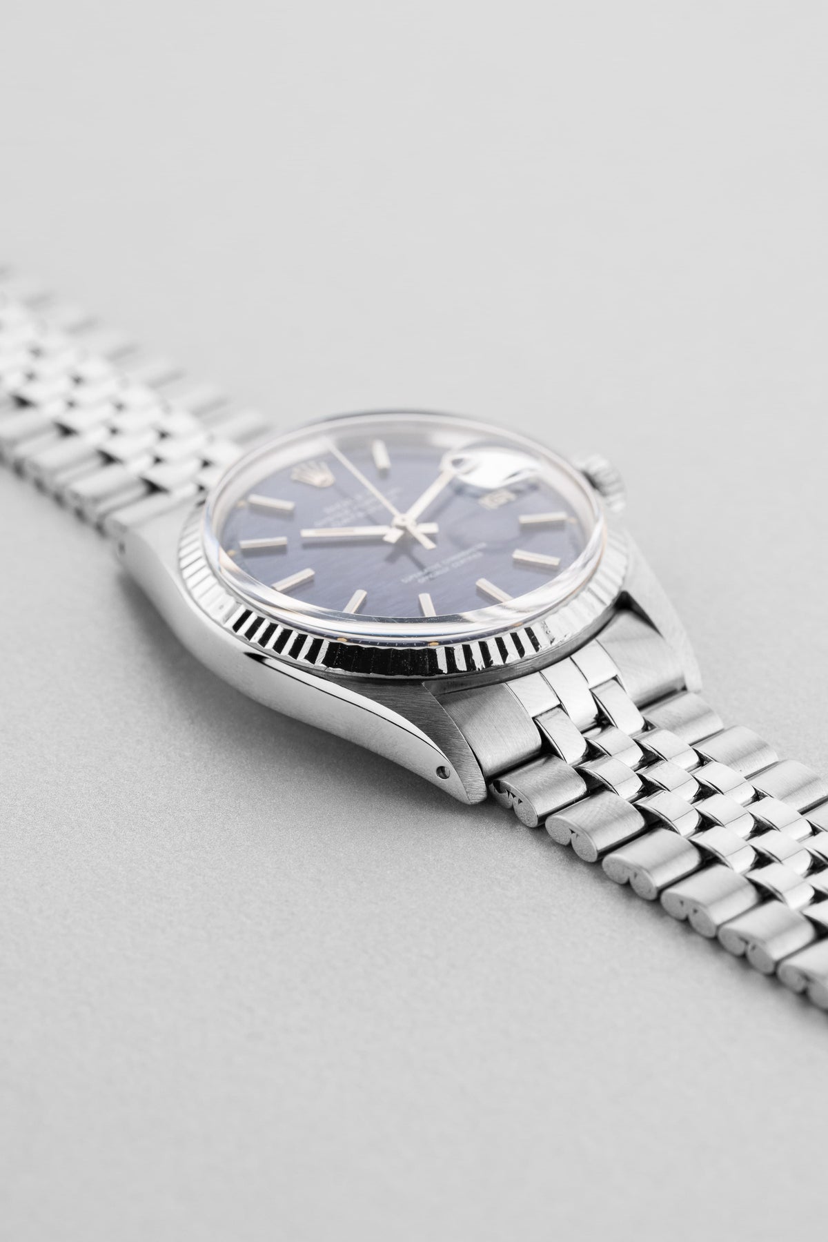 6DQ9 Superb 1969 Rolex Datejust Ref. 1601 in Steel – “Blue Shantung/Mosaic” Dial - Left side