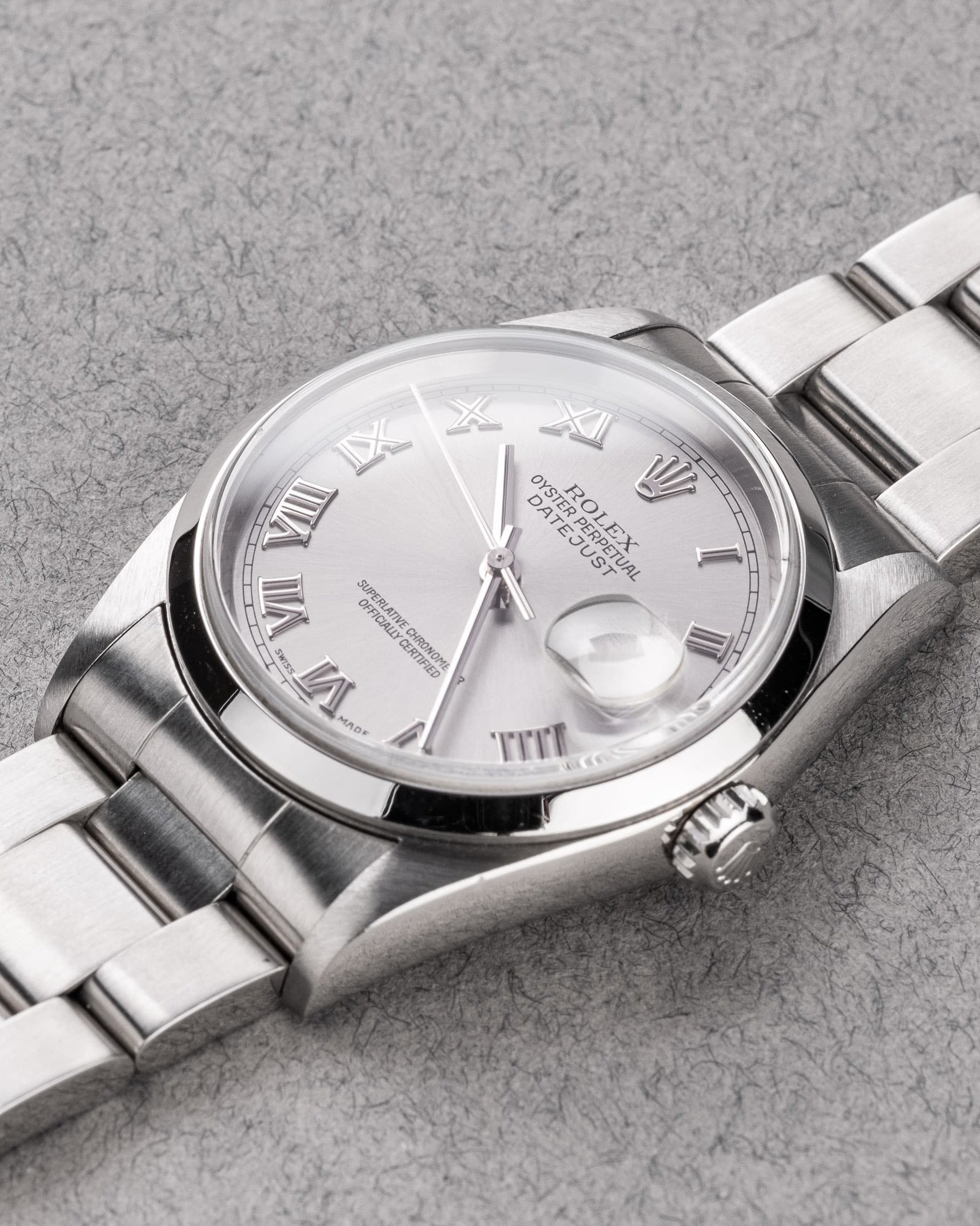 6SCR Rolex Datejust 16200 « Silver Roman » de 2001 avec sa garantie d'origine - Three Quarters
